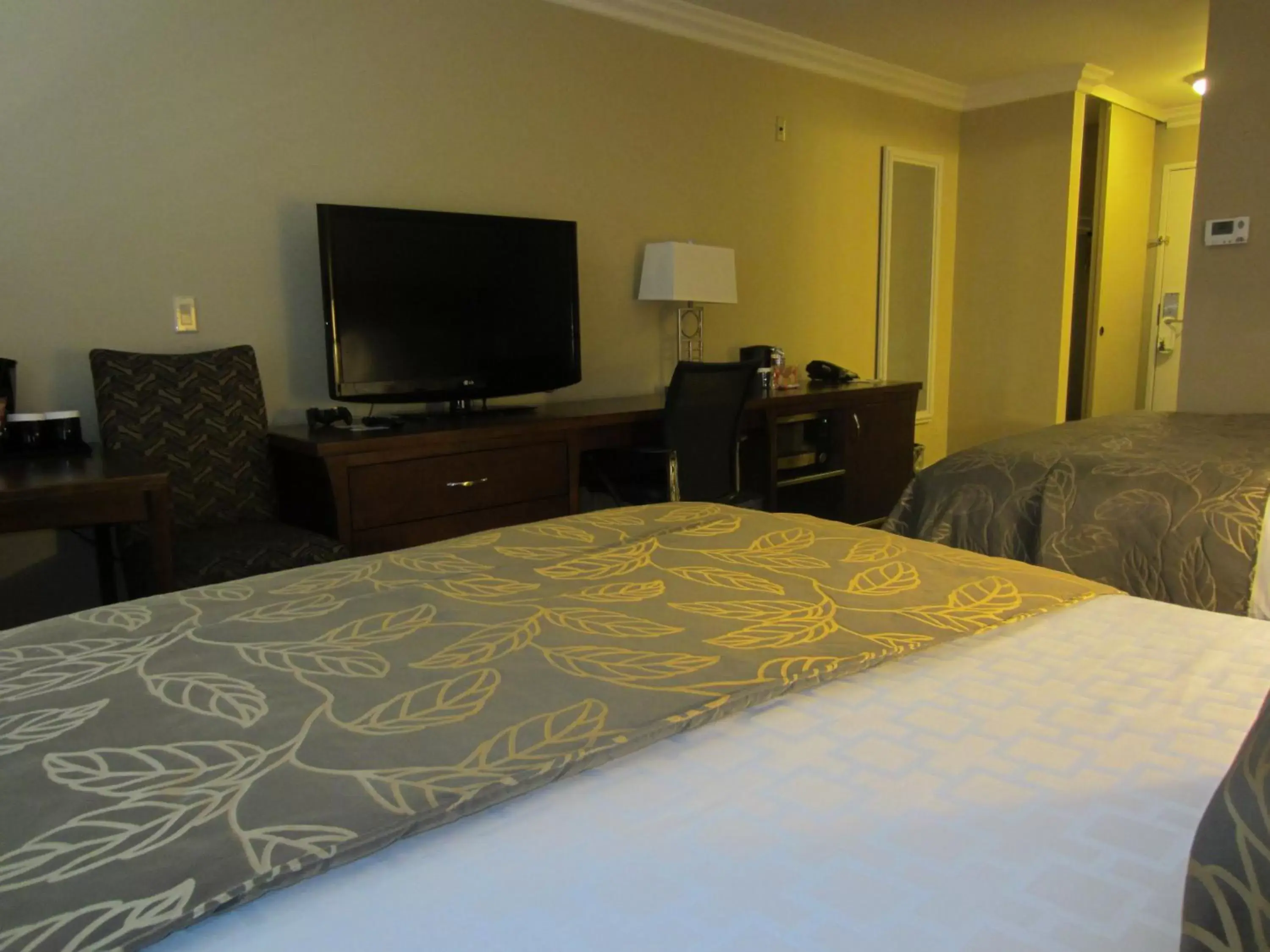 Bed in Days Inn by Wyndham San Diego Hotel Circle