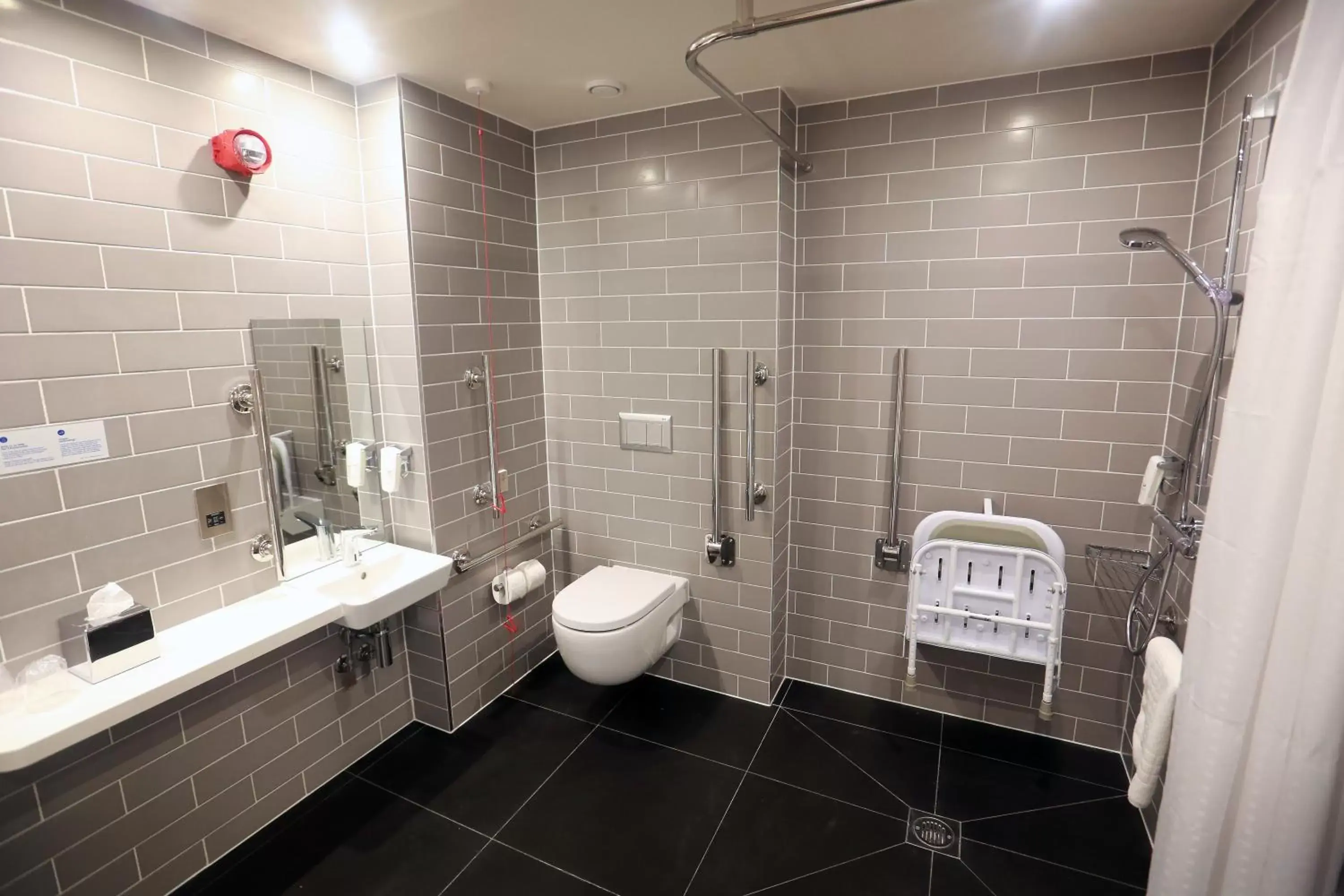 Bathroom in Holiday Inn Express - Manchester - TRAFFORDCITY, an IHG Hotel