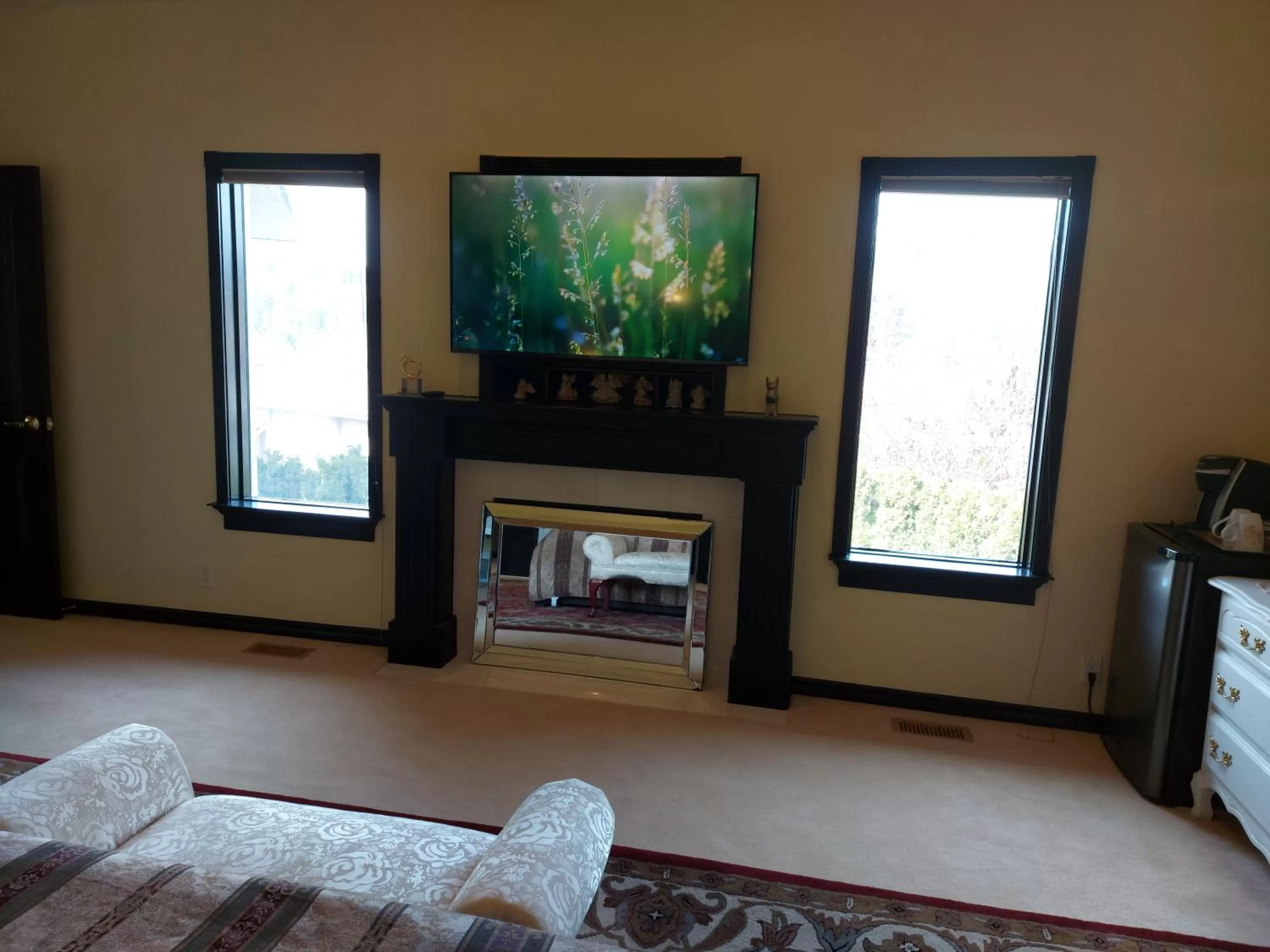 Bedroom, TV/Entertainment Center in Summer Express Kelowna B&B - Villa Bellissimo Fran-Talia