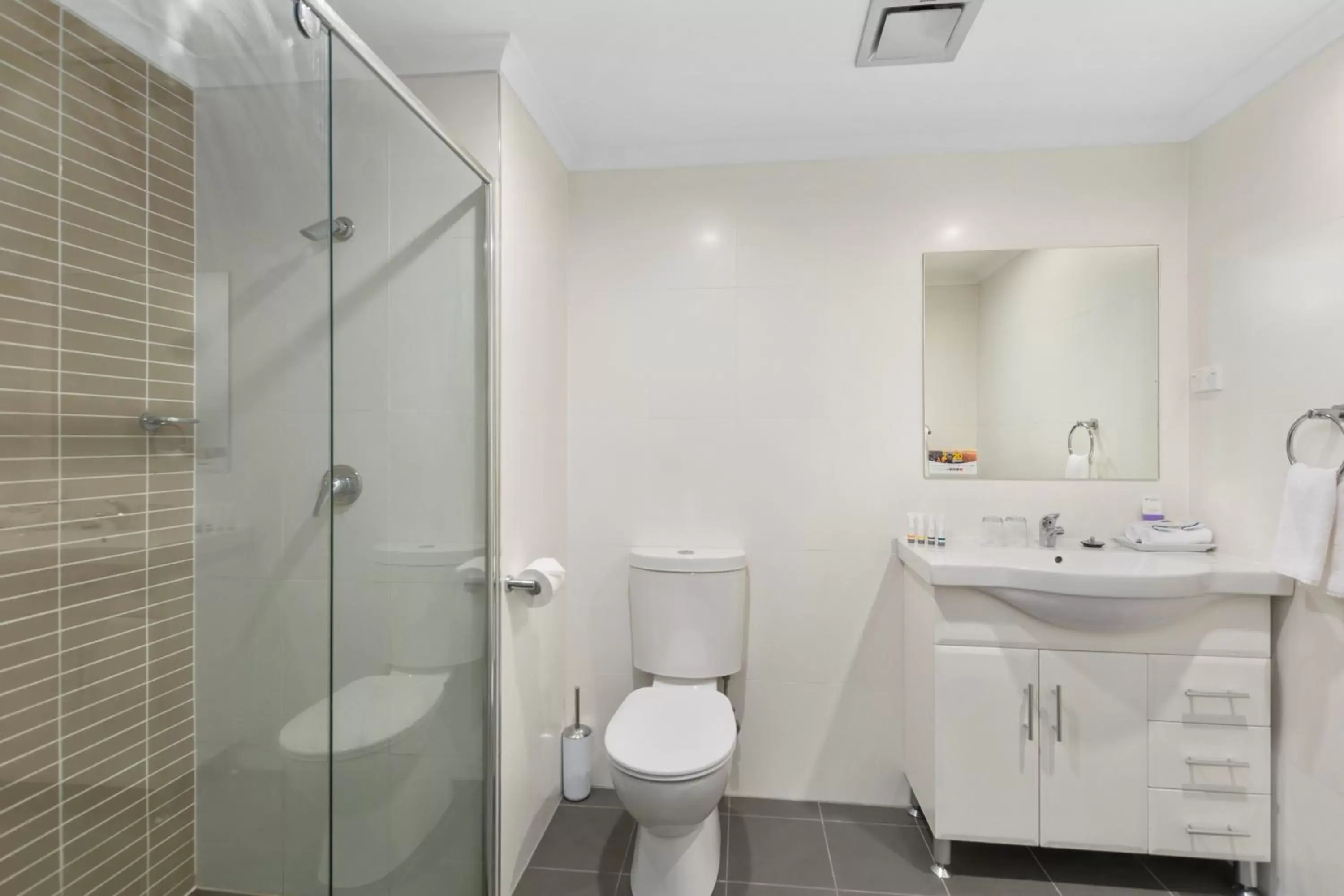 Bathroom in Quality Suites Pioneer Sands