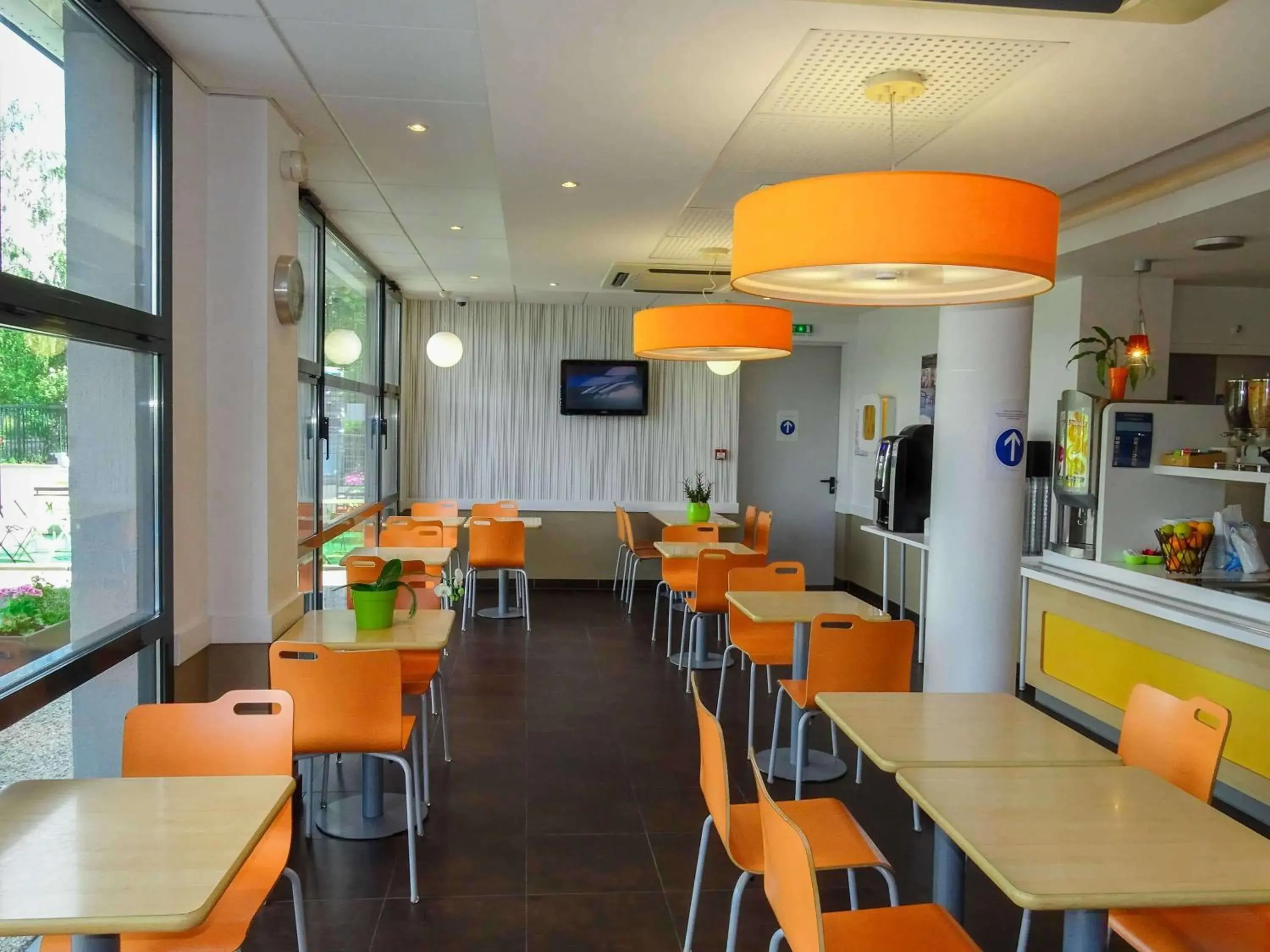 Restaurant/Places to Eat in ibis budget Tours Nord