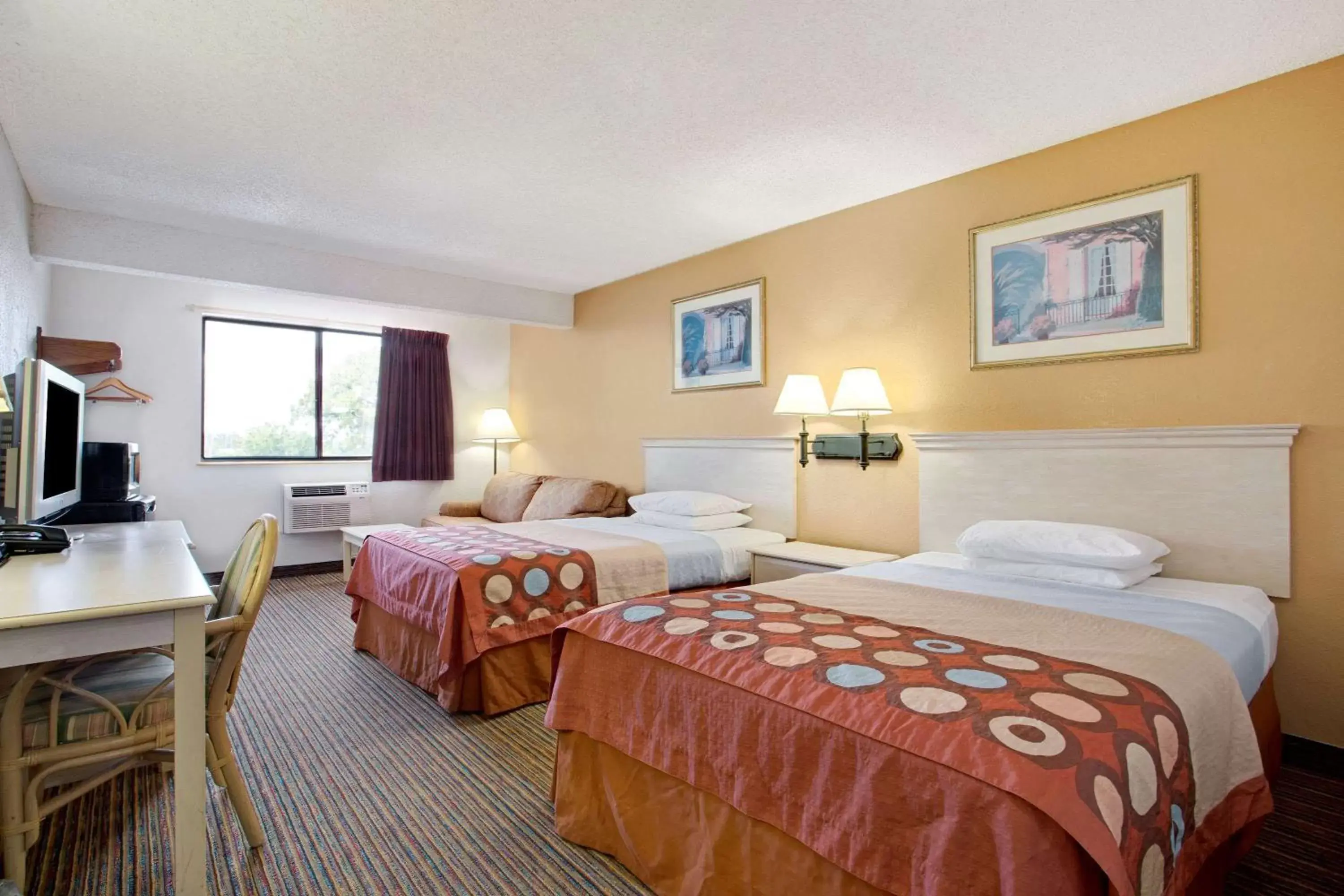 Photo of the whole room, Bed in Super 8 by Wyndham Clearwater/St. Petersburg Airport