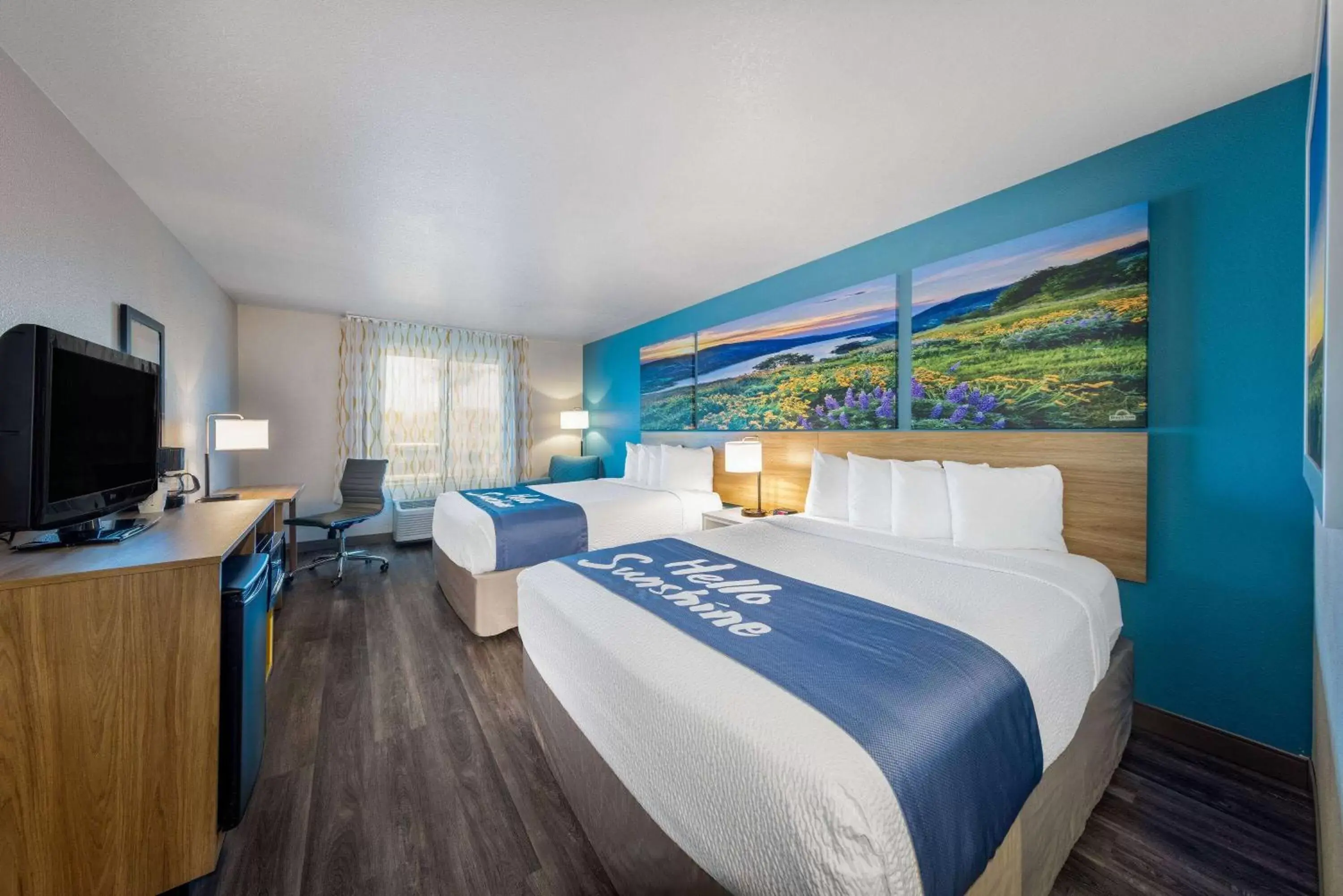 Photo of the whole room, Bed in Days Inn by Wyndham Lathrop