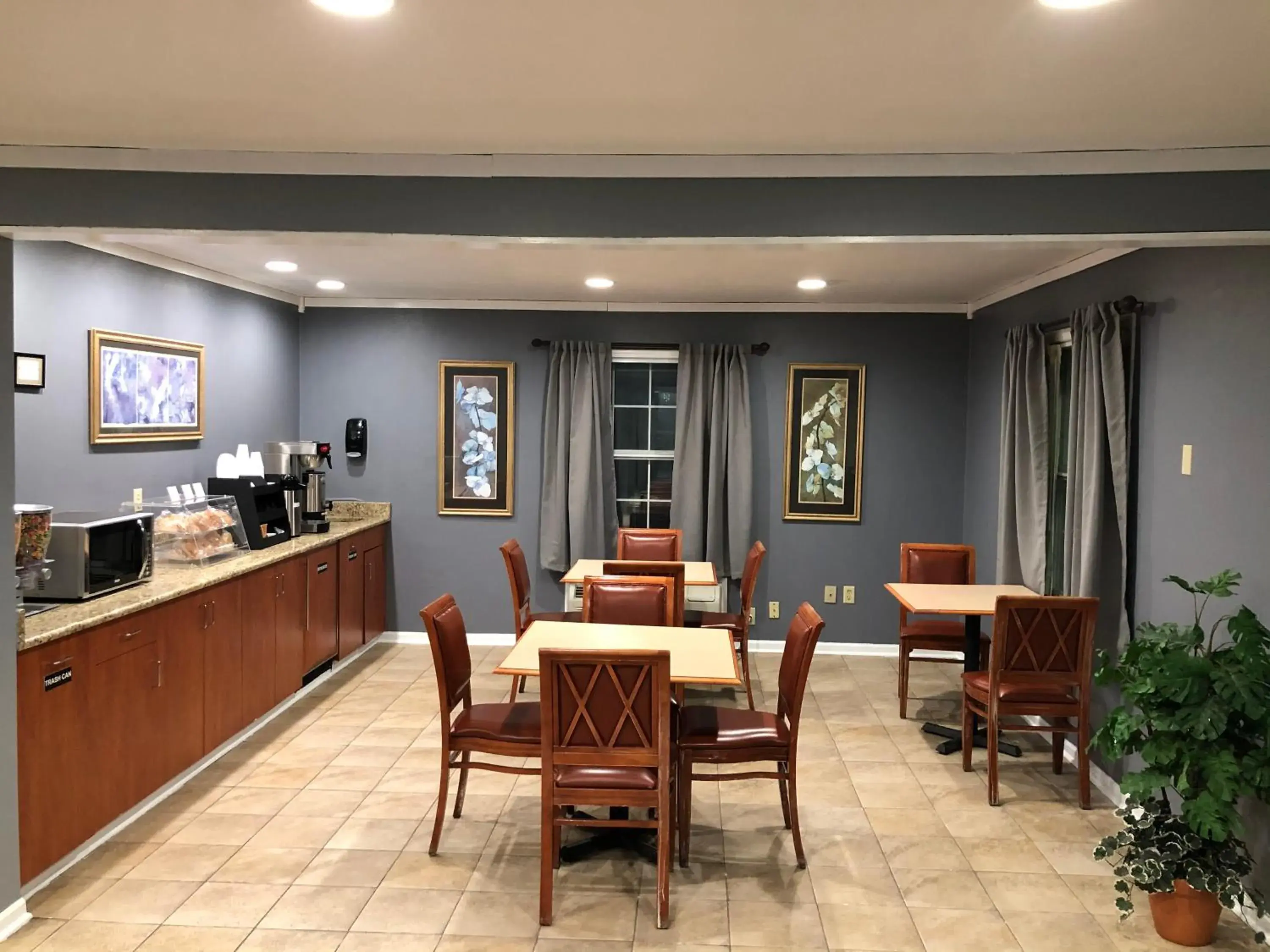 Food and drinks, Restaurant/Places to Eat in First Heritage Inn Rantoul