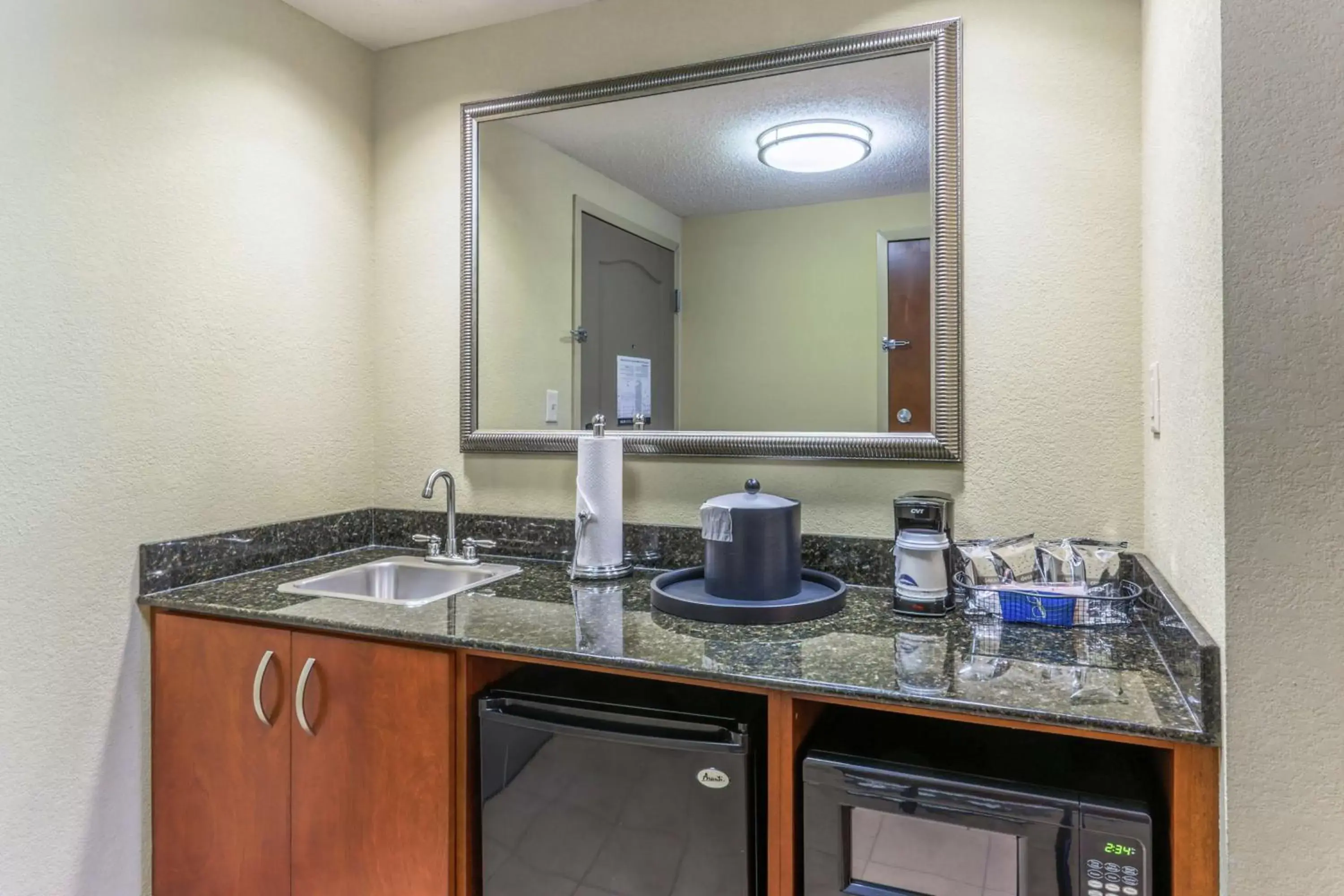 Photo of the whole room, Kitchen/Kitchenette in Hampton Inn Chattanooga-North