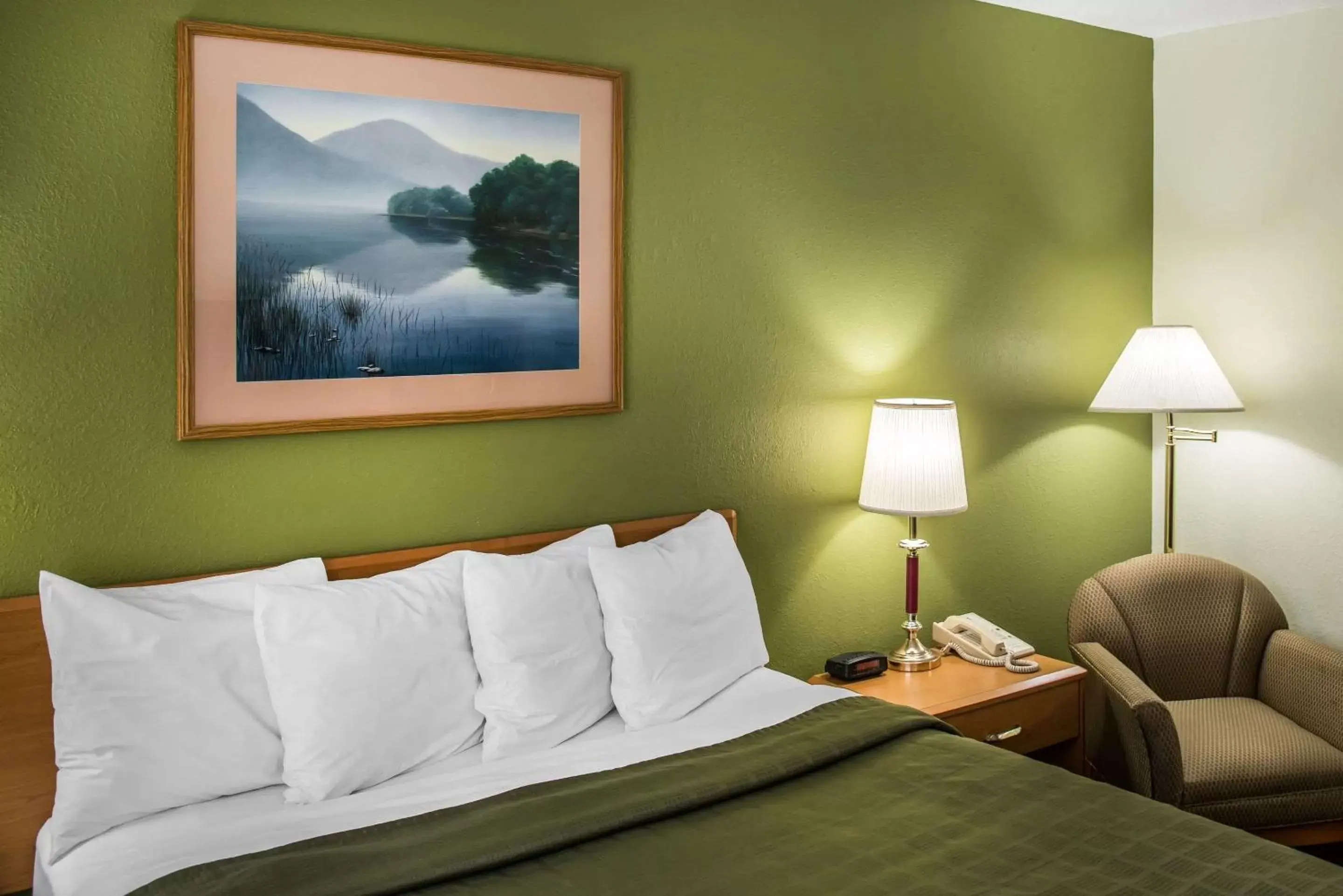 Photo of the whole room, Bed in Hudson Inn & Suites