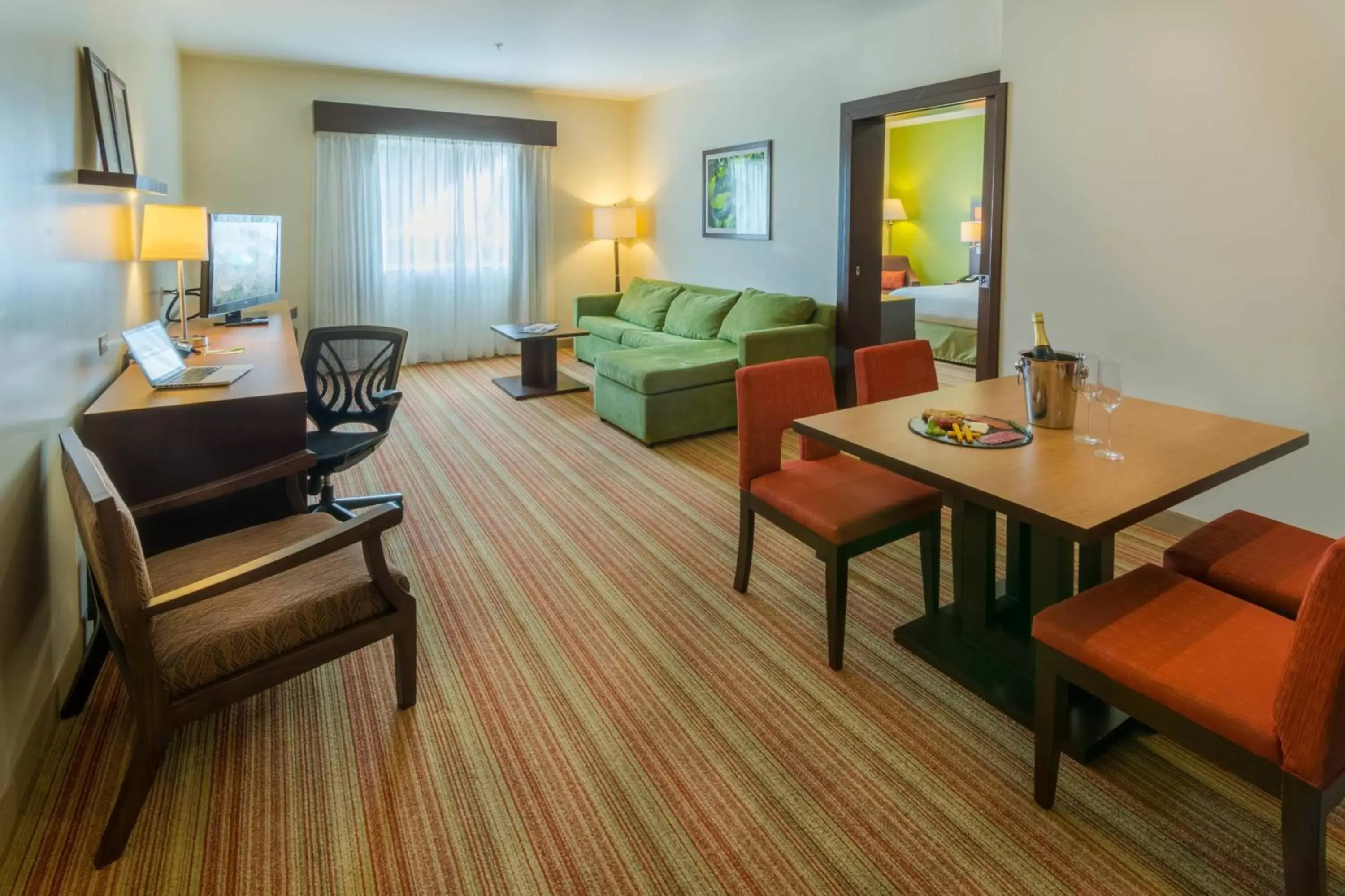 Photo of the whole room, Seating Area in Courtyard by Marriott San Jose Airport Alajuela