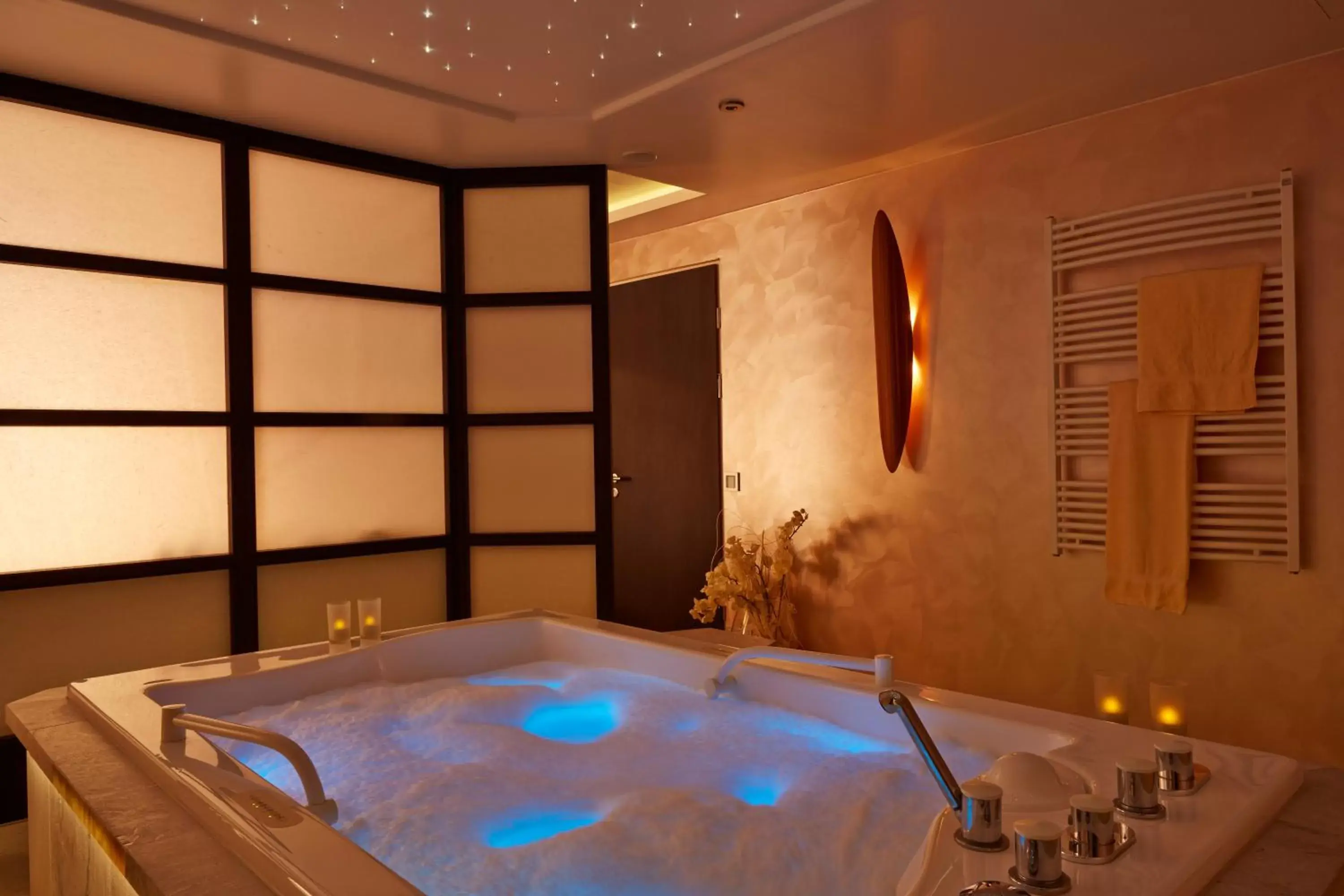 Hot Tub, Swimming Pool in H+ Hotel & SPA Friedrichroda