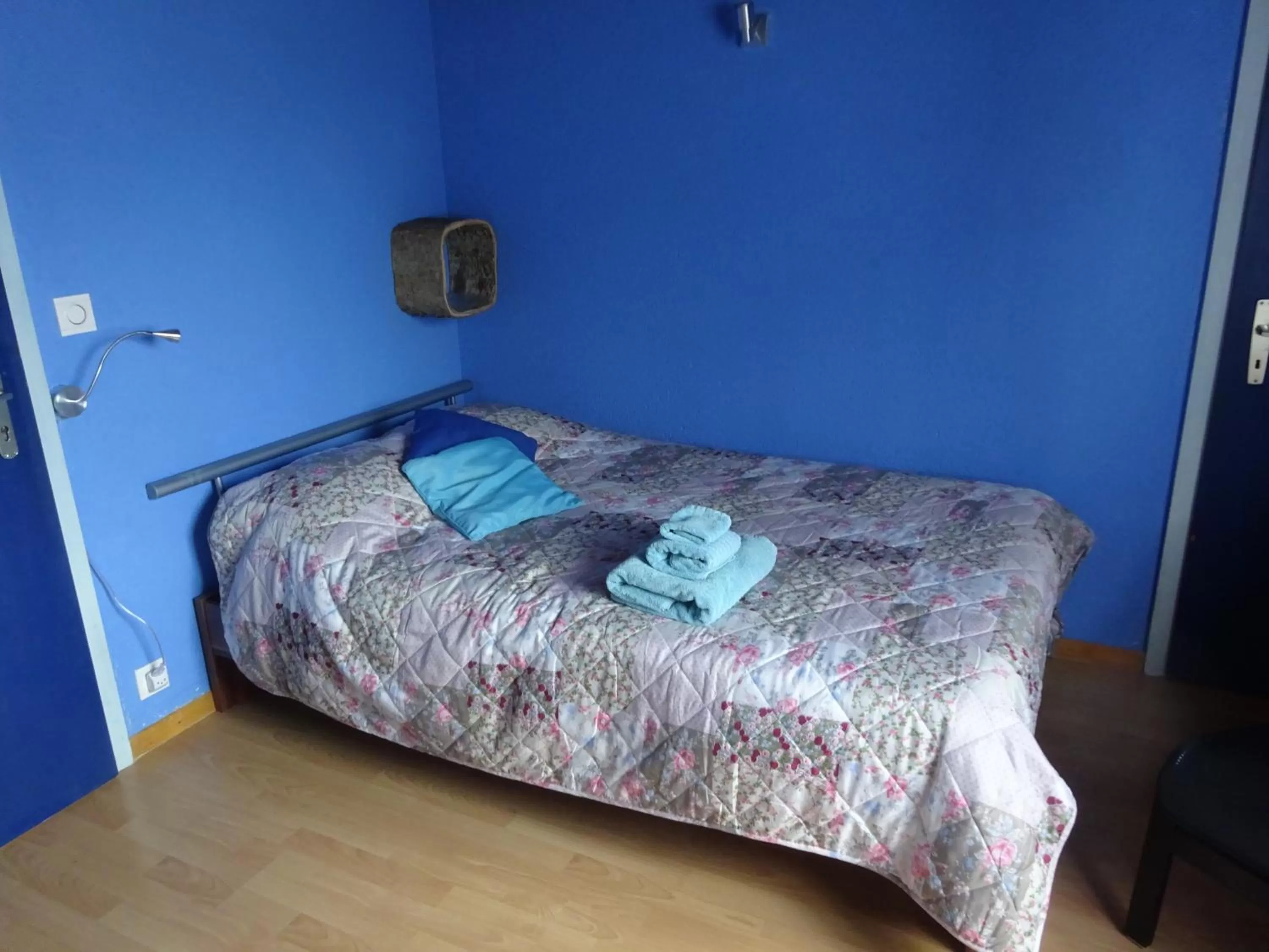 Bedroom, Bed in la grange à Caroline