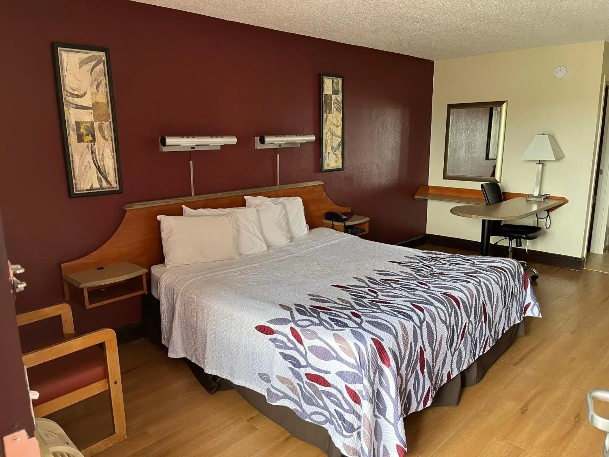 Photo of the whole room, Bed in Red Roof Inn Virginia Beach-Norfolk Airport