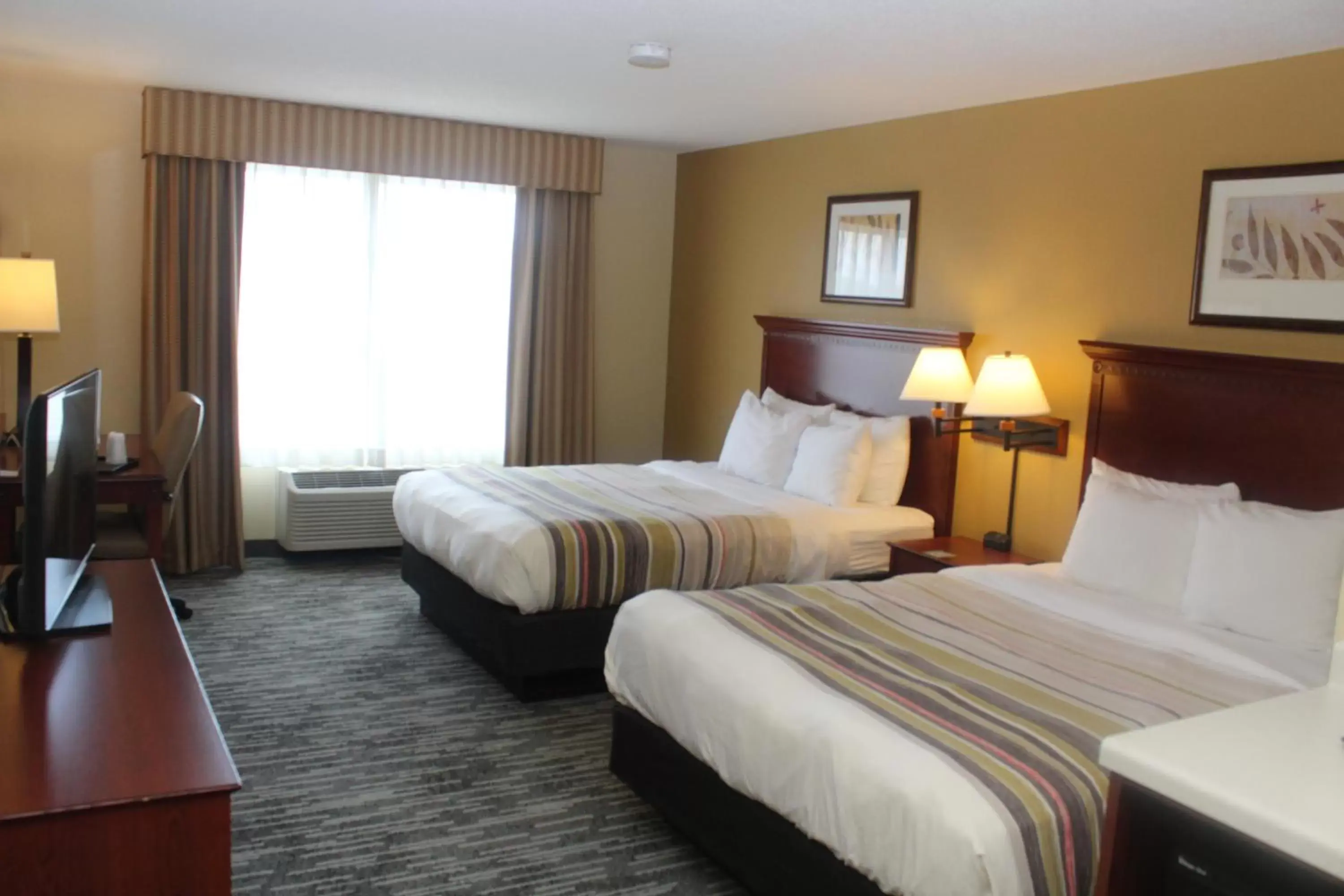 Bed in Country Inn & Suites by Radisson, Crystal Lake, IL