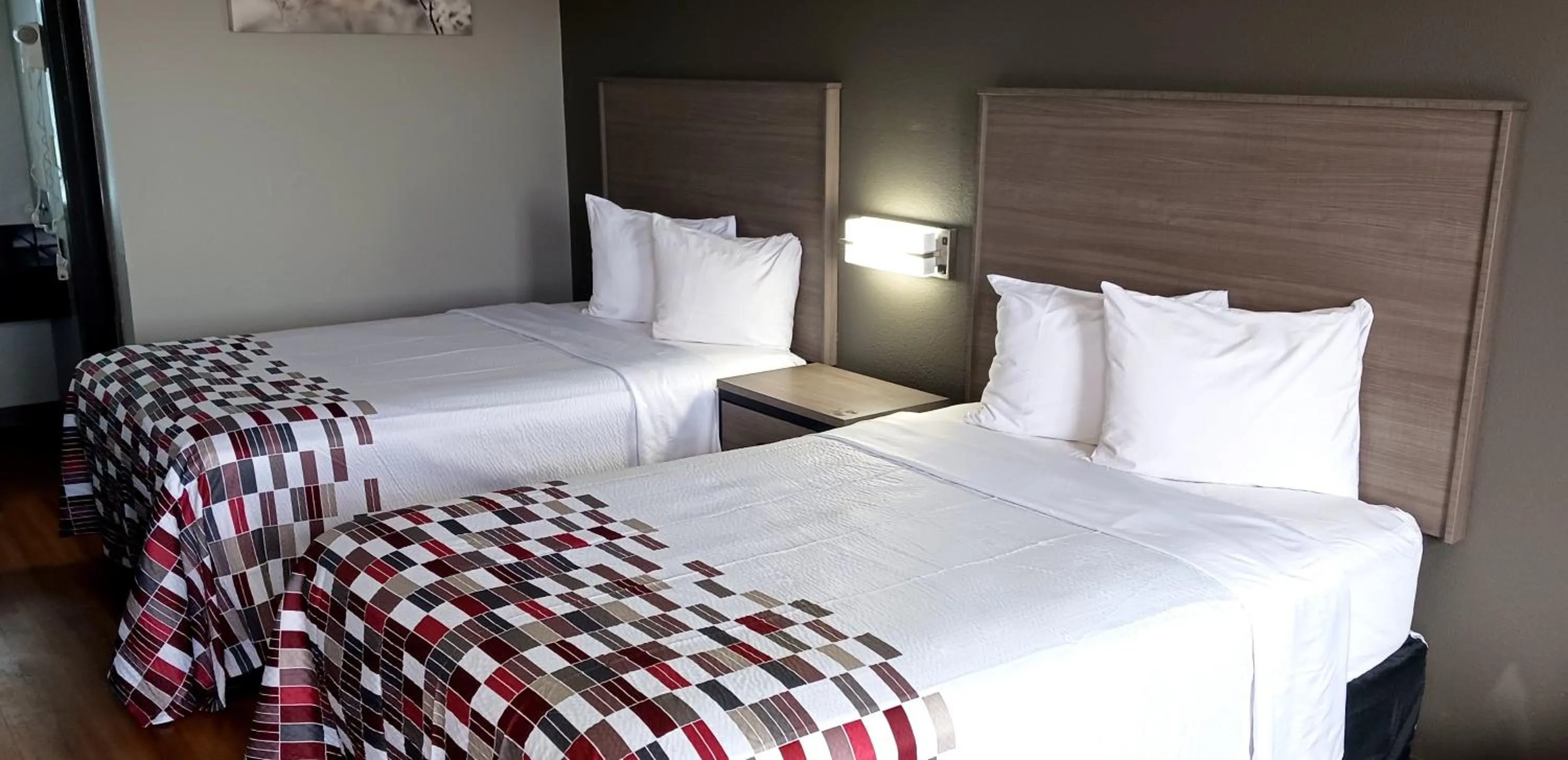 Photo of the whole room, Bed in Red Roof Inn Fort Worth West