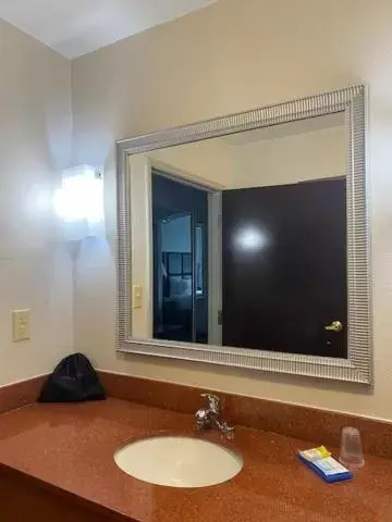 King Room - Mobility Access/Roll in Shower - Non-Smoking in Holiday Inn Express Hotel & Suites Hinesville, an IHG Hotel King Room - Mobility Access/Roll in Shower - Non-Smoking in Holiday Inn Express Hotel & Suites Hinesville, an IHG Hotel