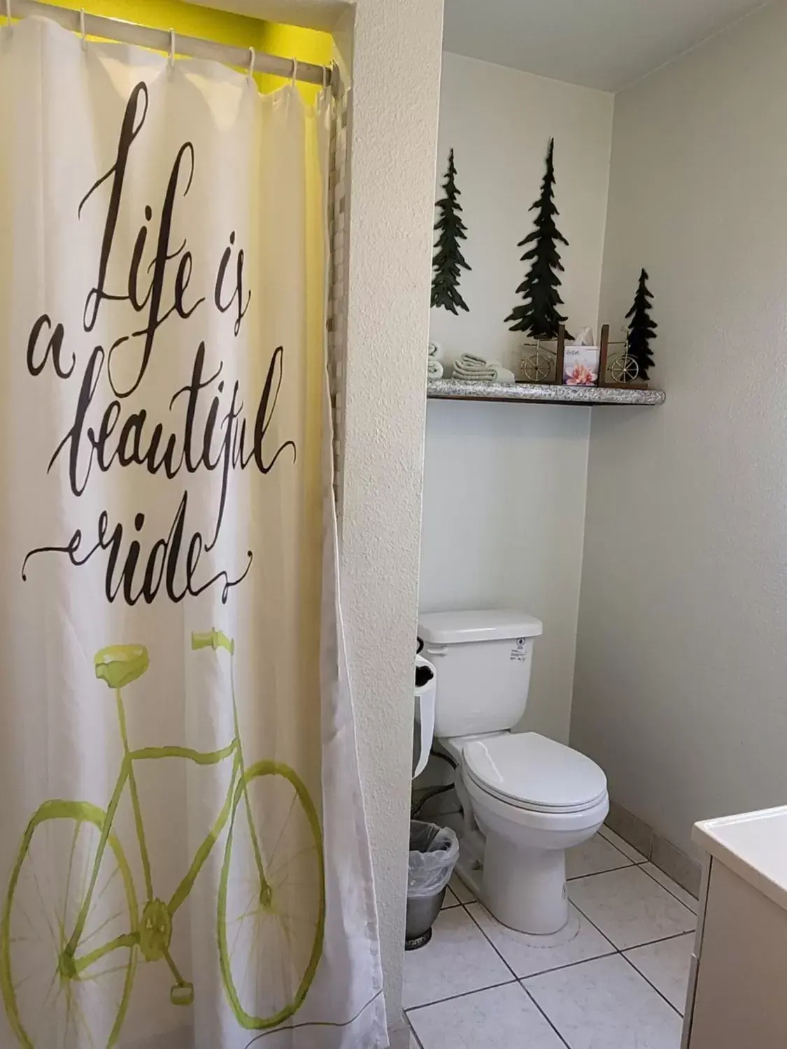 Bathroom in Hillcrest Suites & Cabins