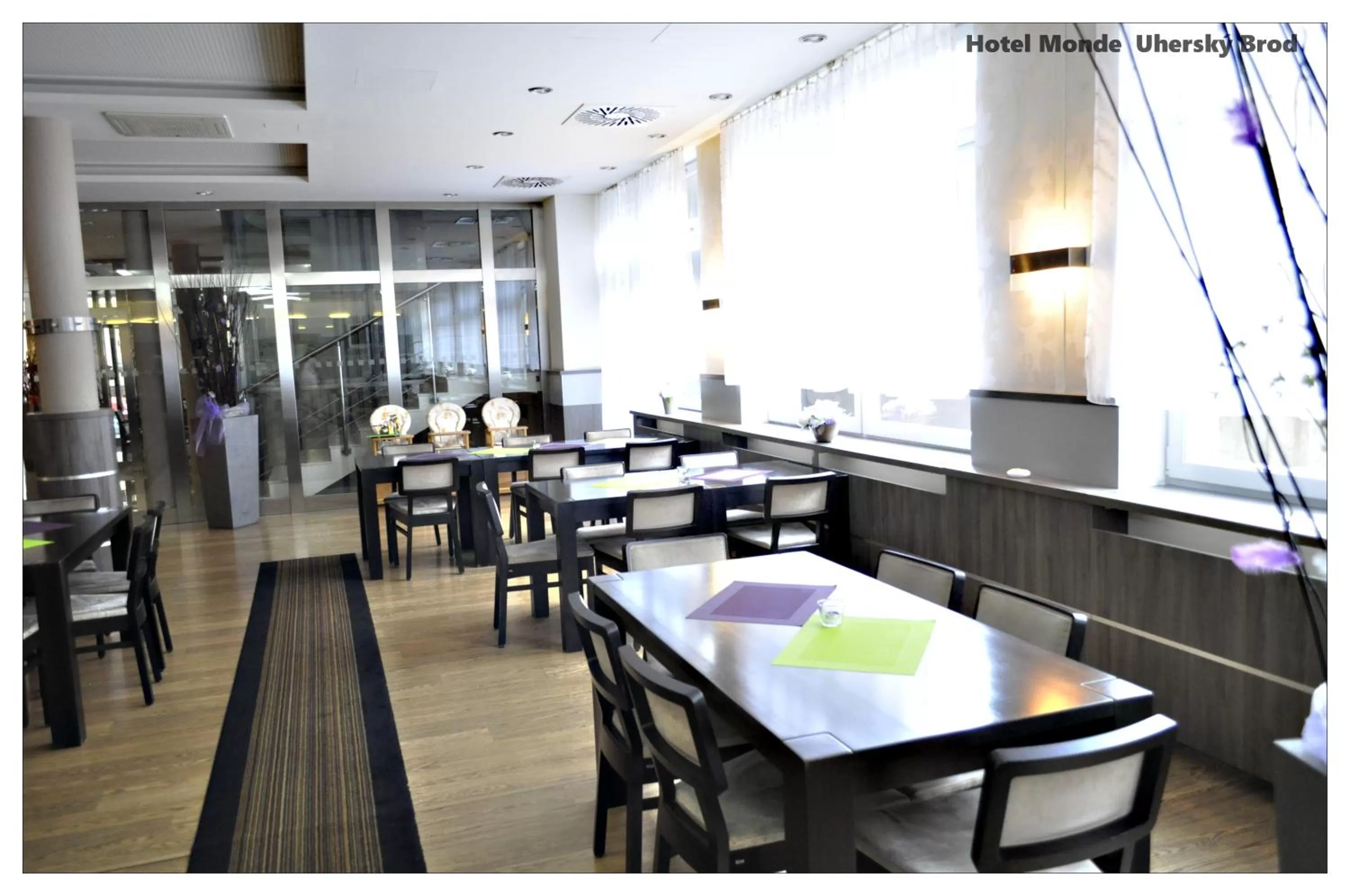 Restaurant/places to eat in Hotel Monde