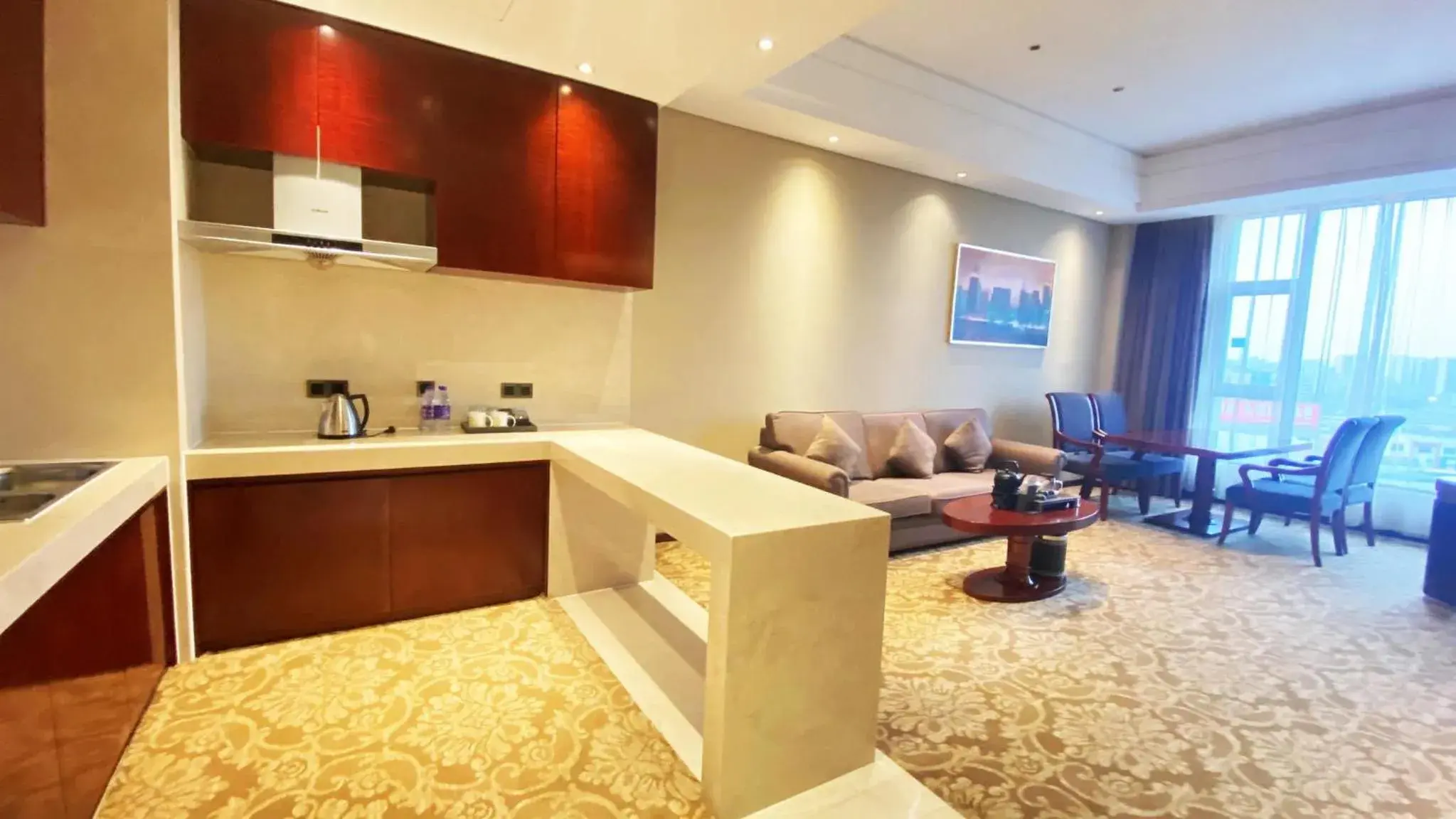 Photo of the whole room, Kitchen/Kitchenette in Holiday Inn Foshan Nanhai Central, an IHG Hotel