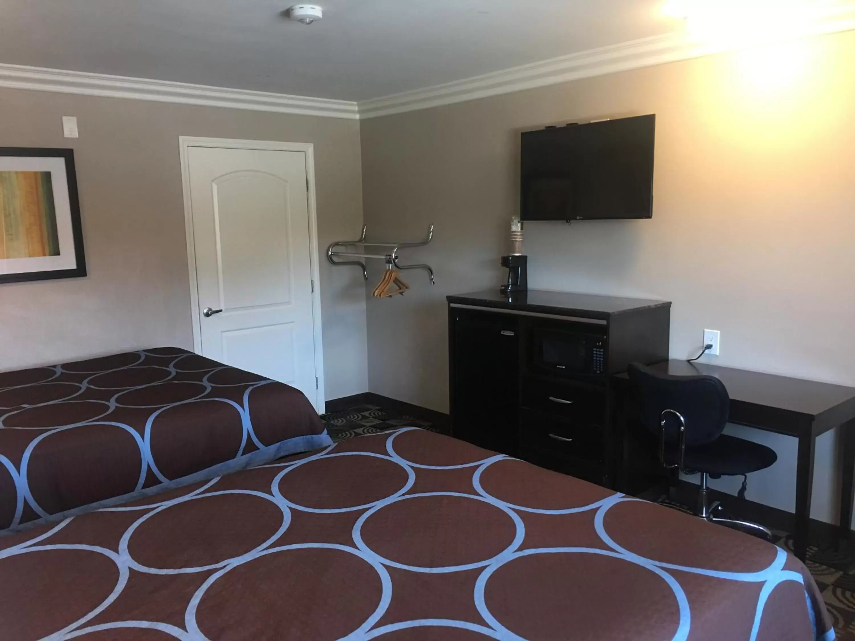 Photo of the whole room, Bed in Hotel Seville - Ontario Airport/Chino