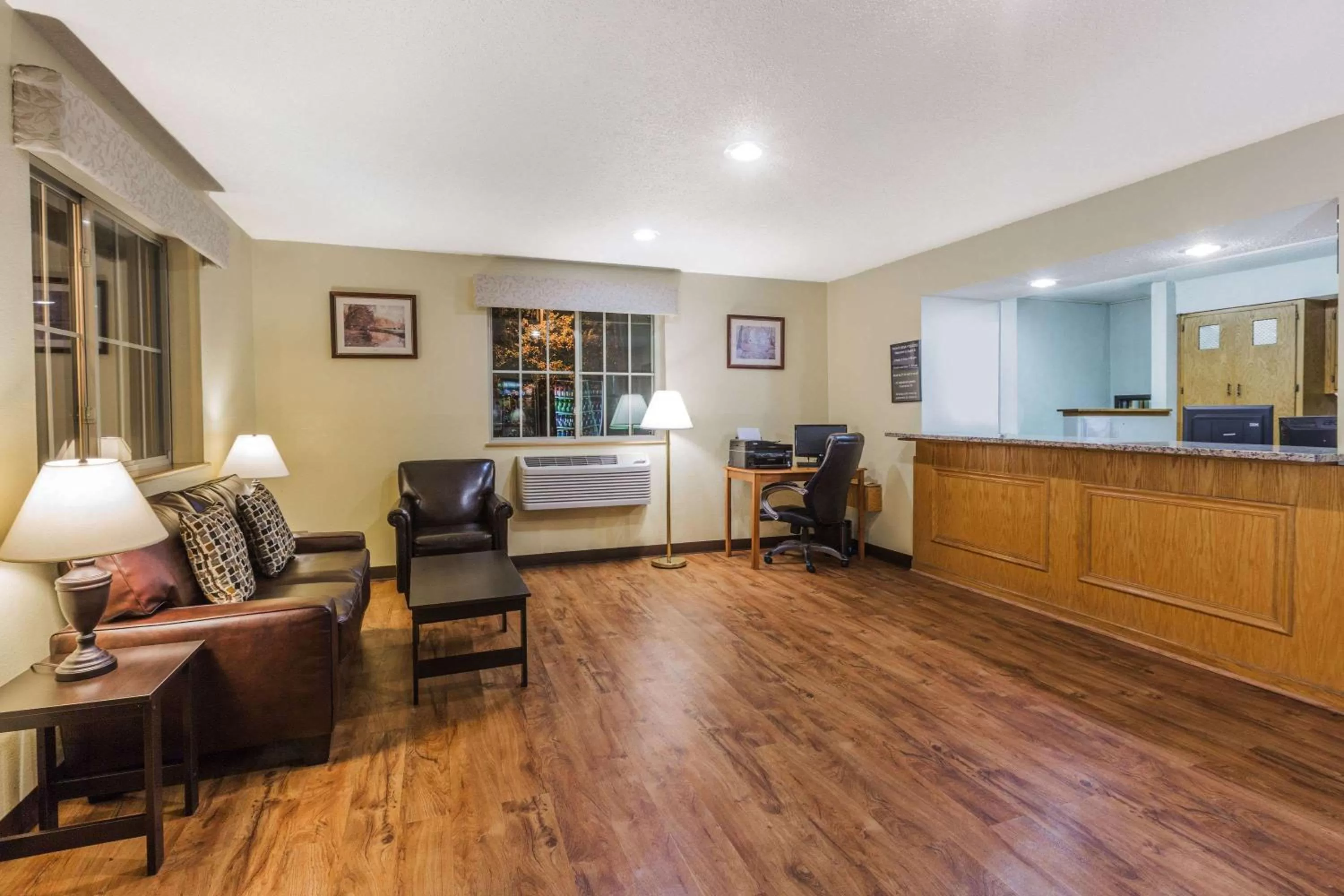 Lobby or reception in Super 8 by Wyndham East Stroudsburg - Poconos