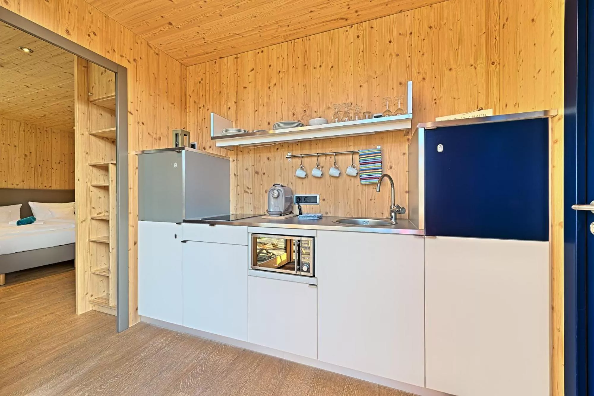 Communal kitchen, Bed in mein kleinHOTEL