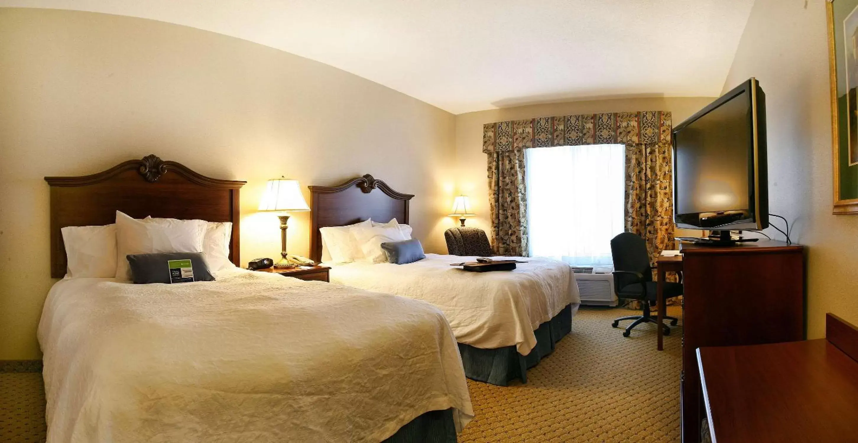 Bed in Hampton Inn & Suites Pittsburg Bed in Hampton Inn & Suites Pittsburg