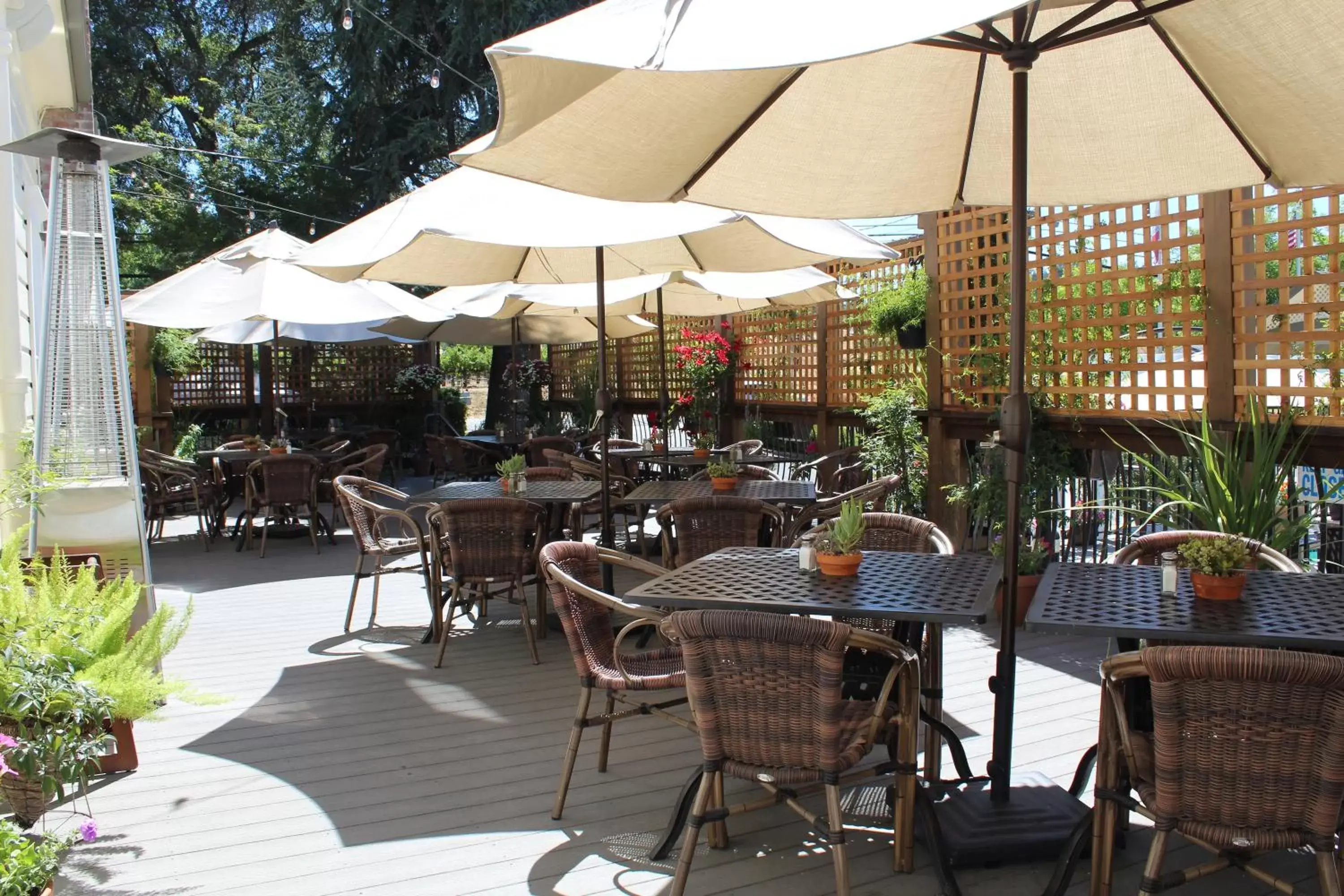 Patio, Restaurant/Places to Eat in Geyserville Inn