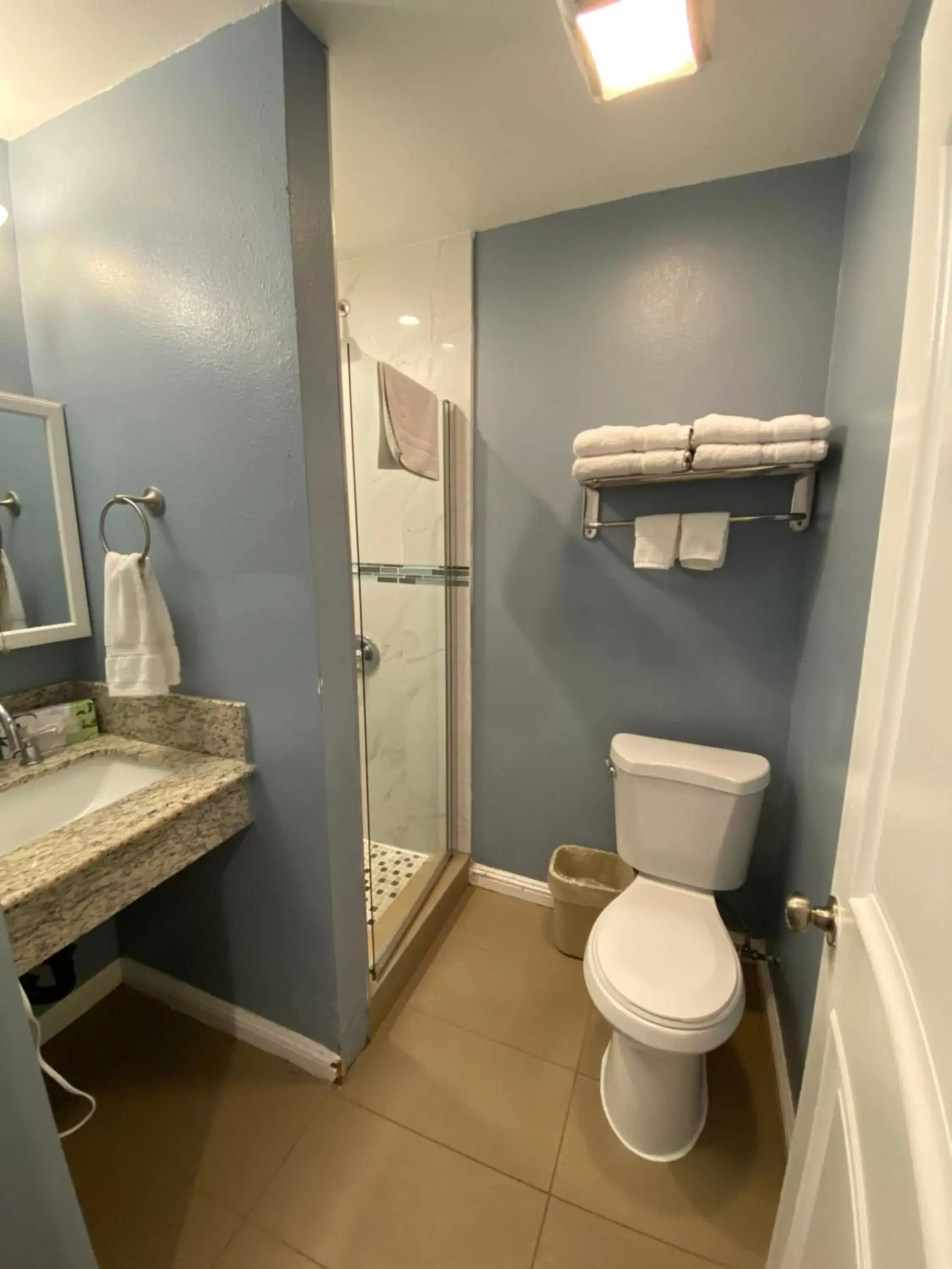 Shower, Bathroom in Ocean Surf Inn & Suites