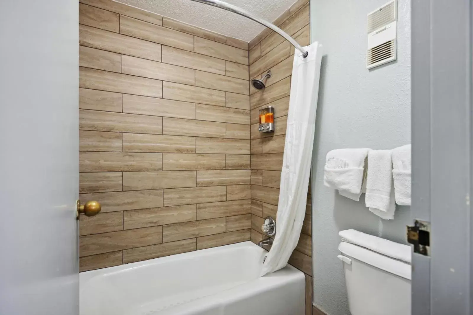 Shower, Bathroom in The Guest Lodge Gainesville