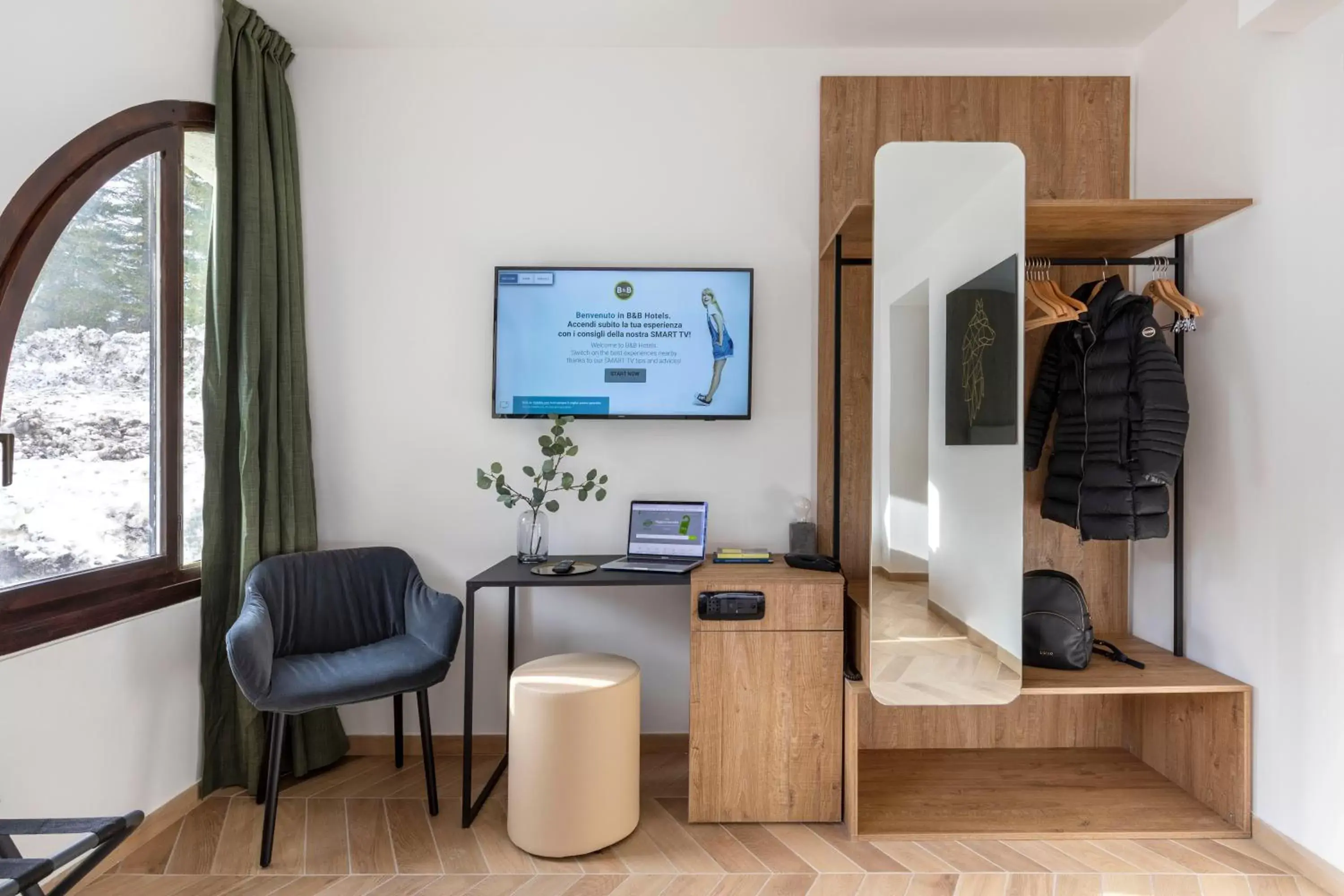 Bedroom, TV/Entertainment Center in B&B Hotel Passo Tre Croci Cortina