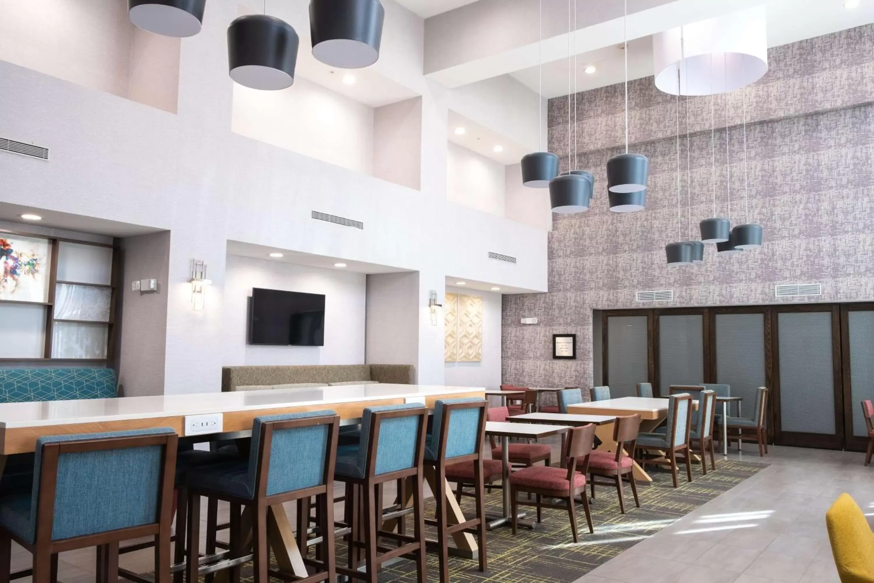 Breakfast, Lounge/Bar in Hampton Inn and Suites Dallas/Lewisville-Vista Ridge Mall