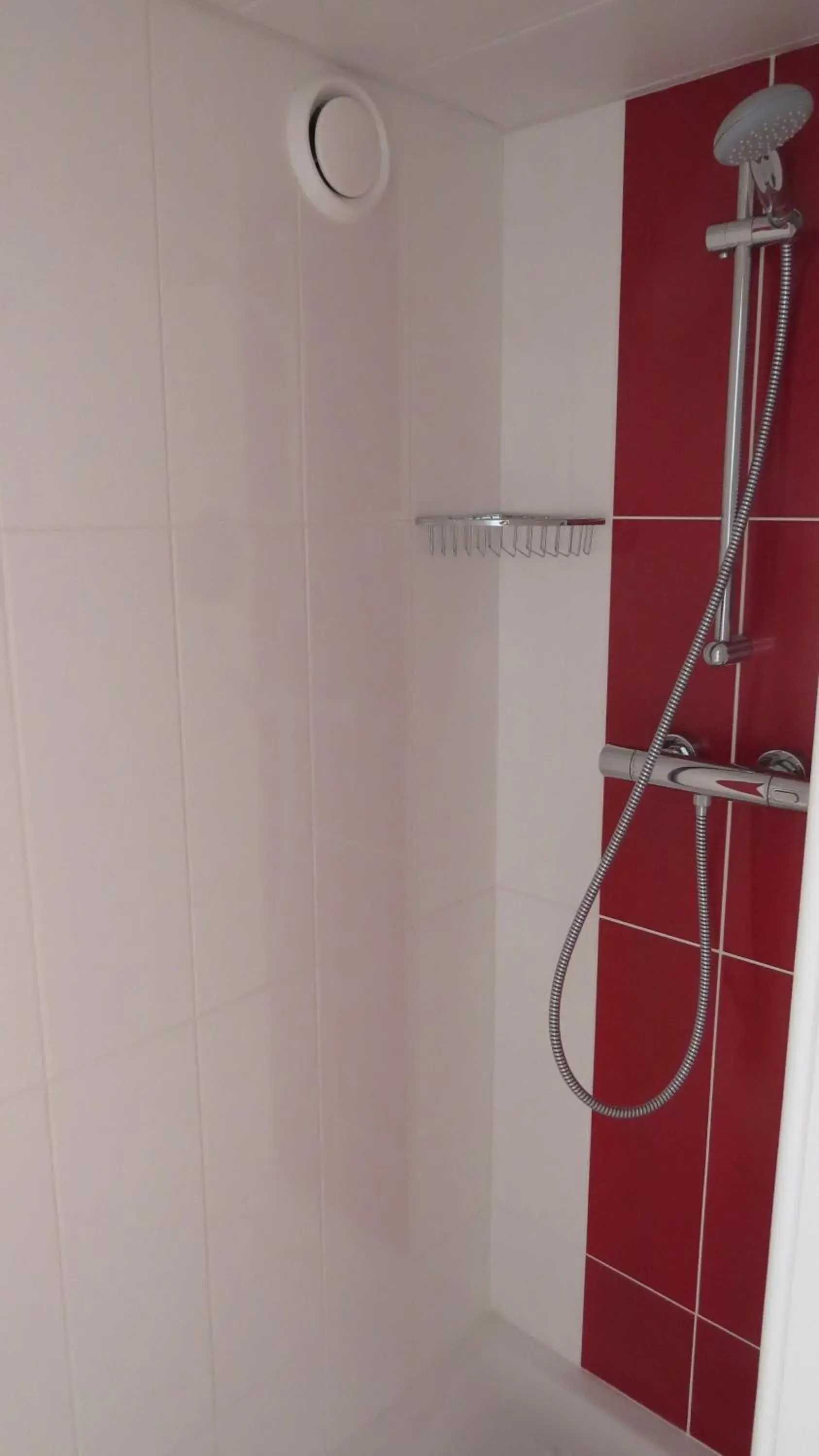 Shower, Bathroom in Hôtel de Clèves