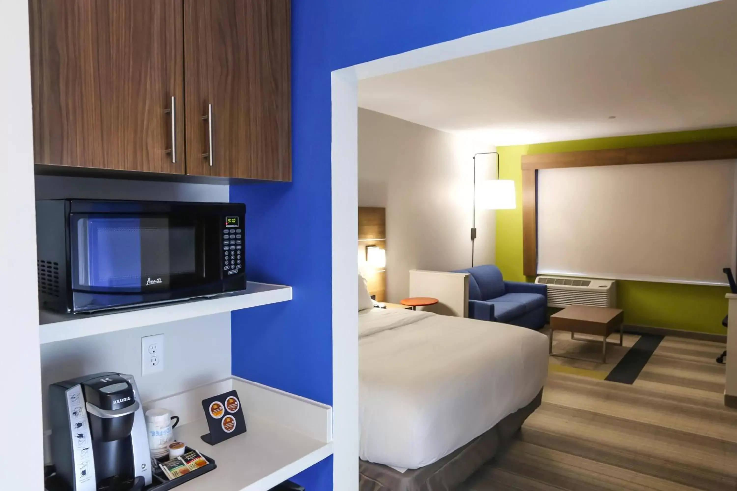 Photo of the whole room, Kitchen/Kitchenette in Holiday Inn Express & Suites - Houston IAH - Beltway 8, an IHG Hotel