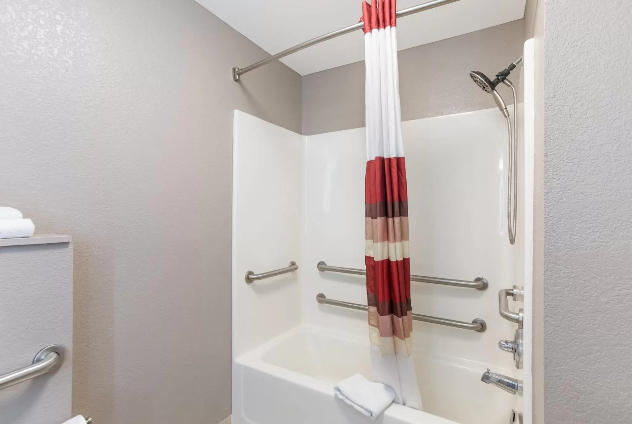 Bathroom in Red Roof Inn & Suites Corbin