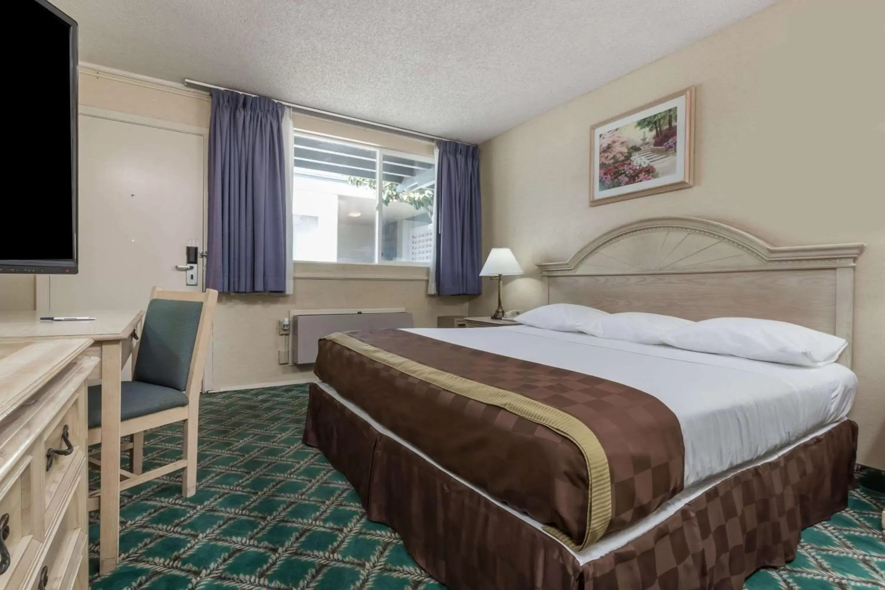 Photo of the whole room, Bed in Travelodge by Wyndham San Francisco Airport North