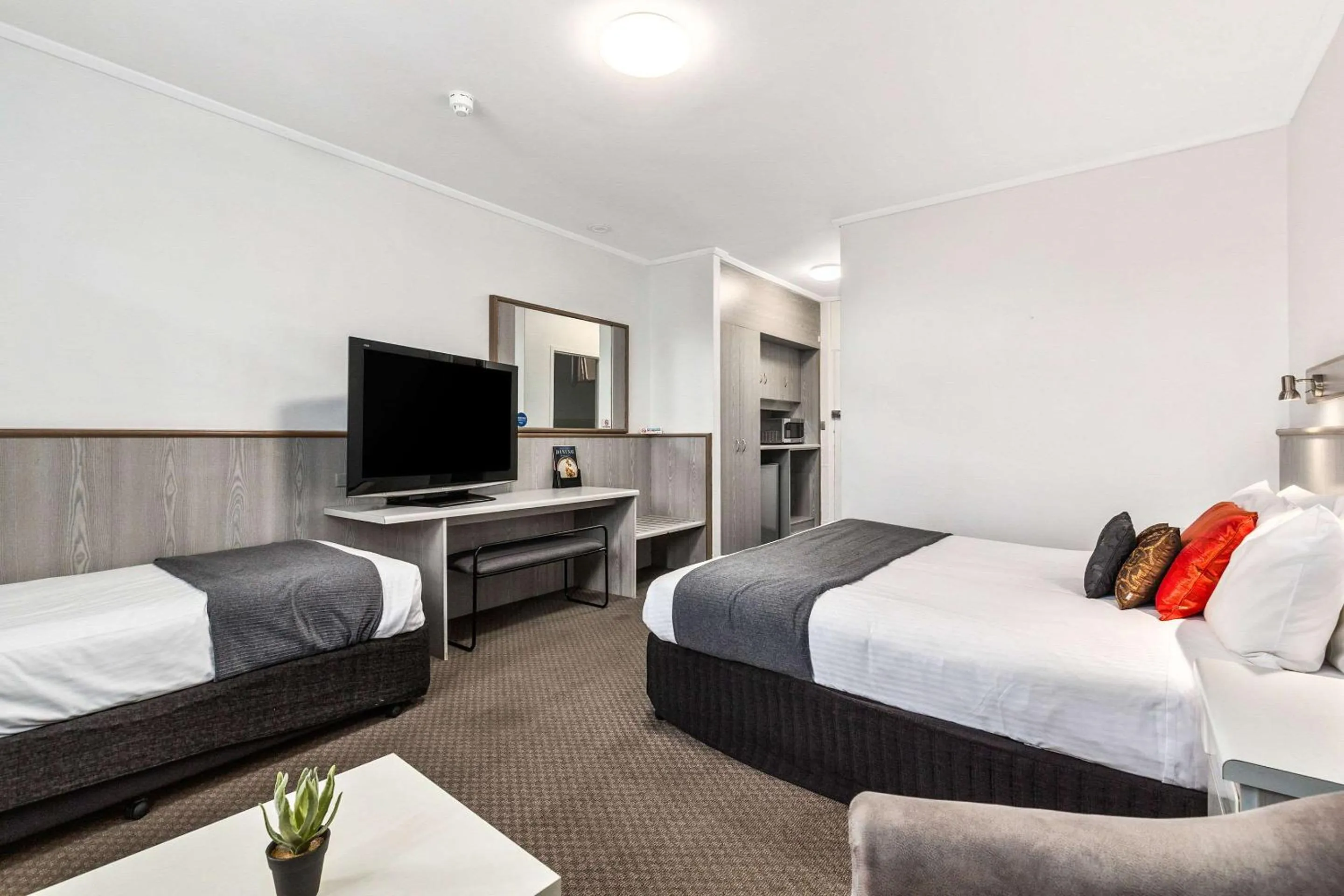 Photo of the whole room, Bed in Comfort Inn Glenelg