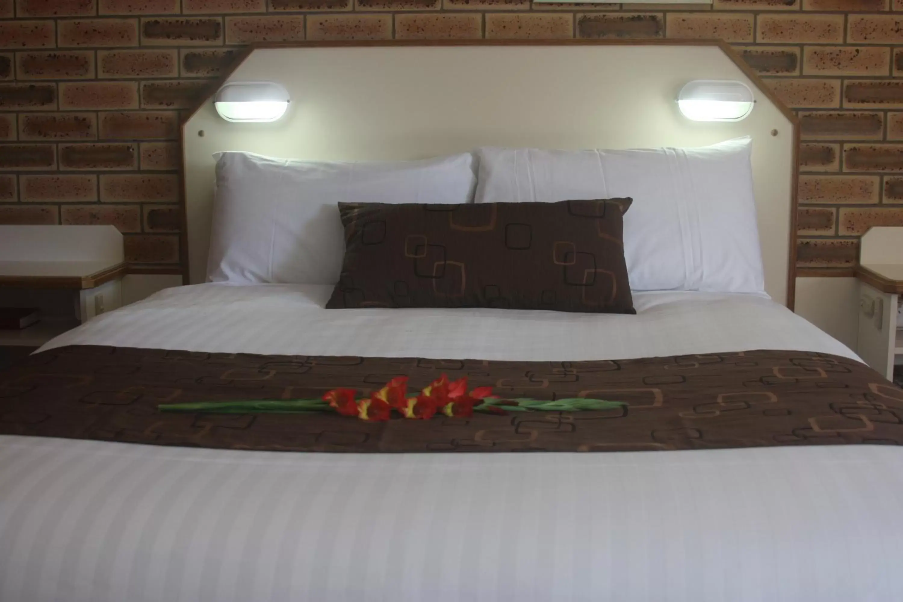 Bed in Garden City Motor Inn
