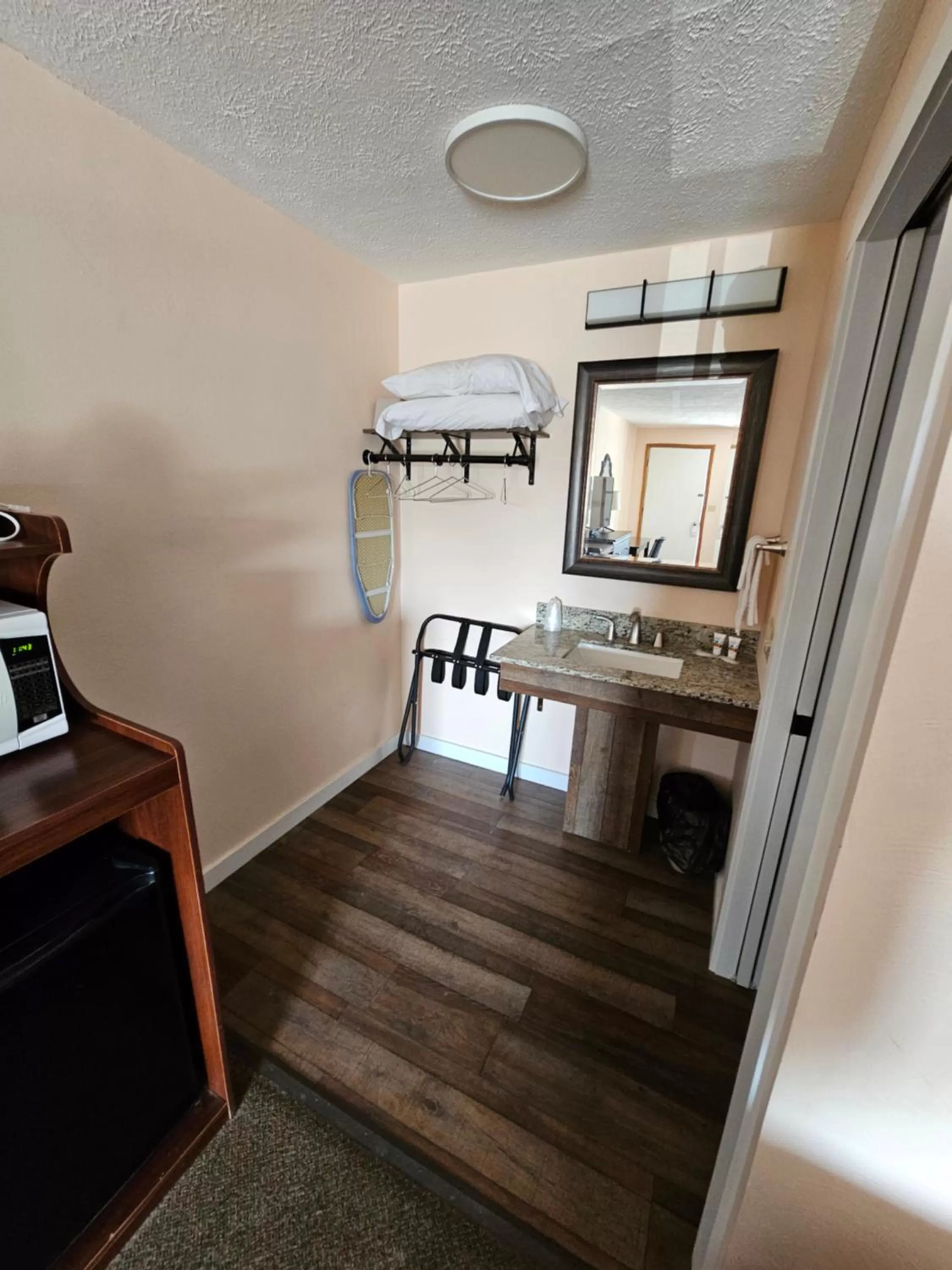 Kitchen/Kitchenette in Oak Mar Motel