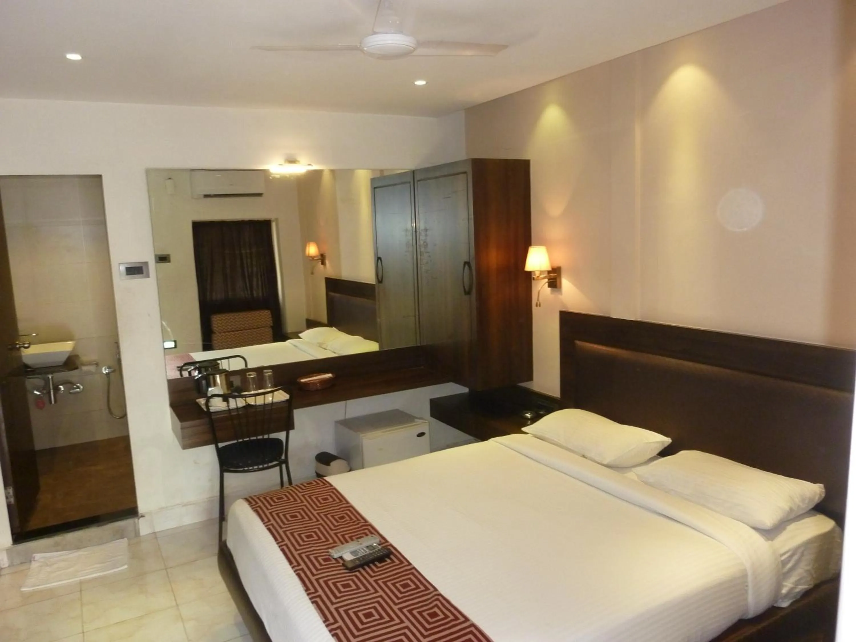 Photo of the whole room in Hotel New Bengal