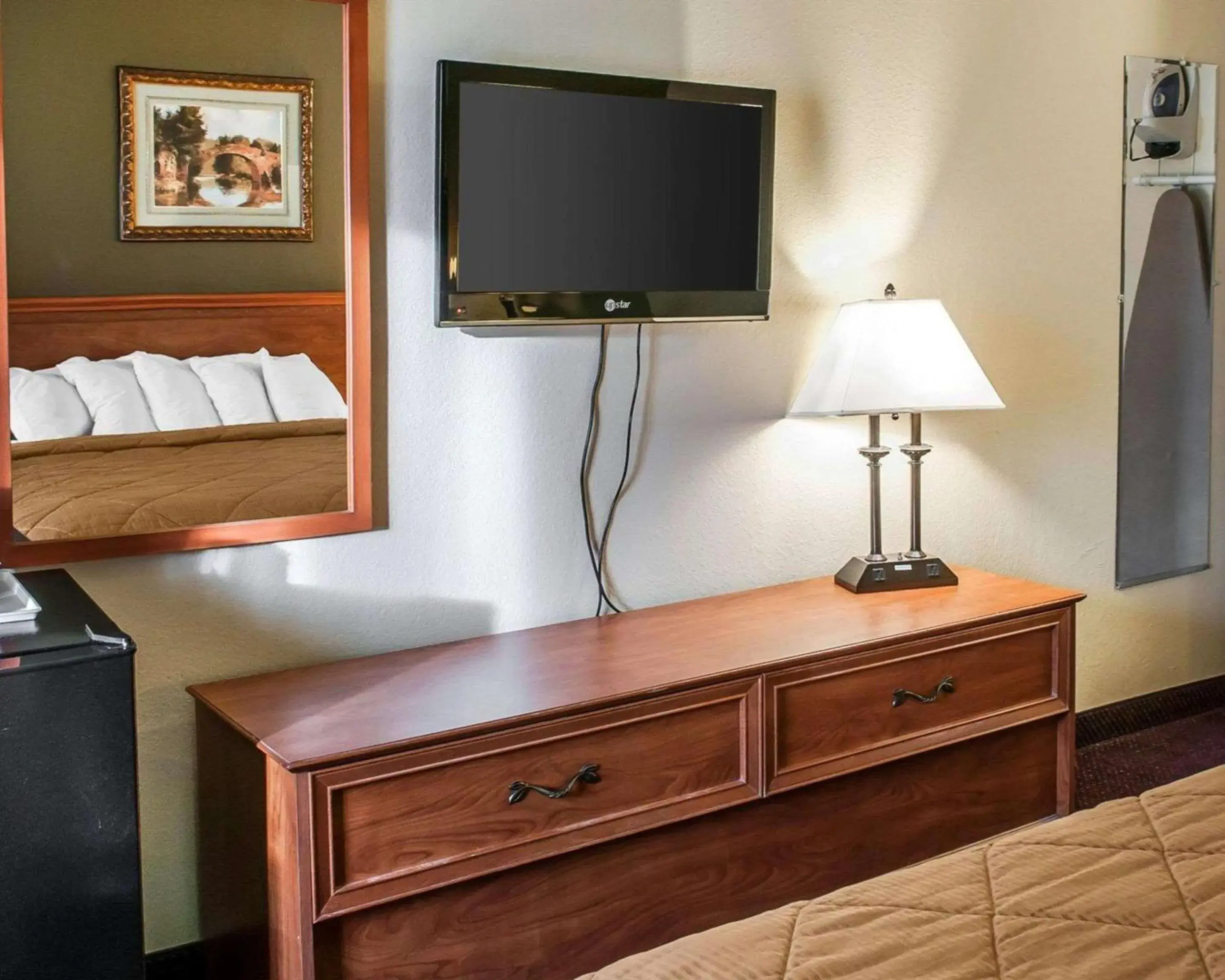 Photo of the whole room, TV/Entertainment Center in Rodeway Inn of Espanola