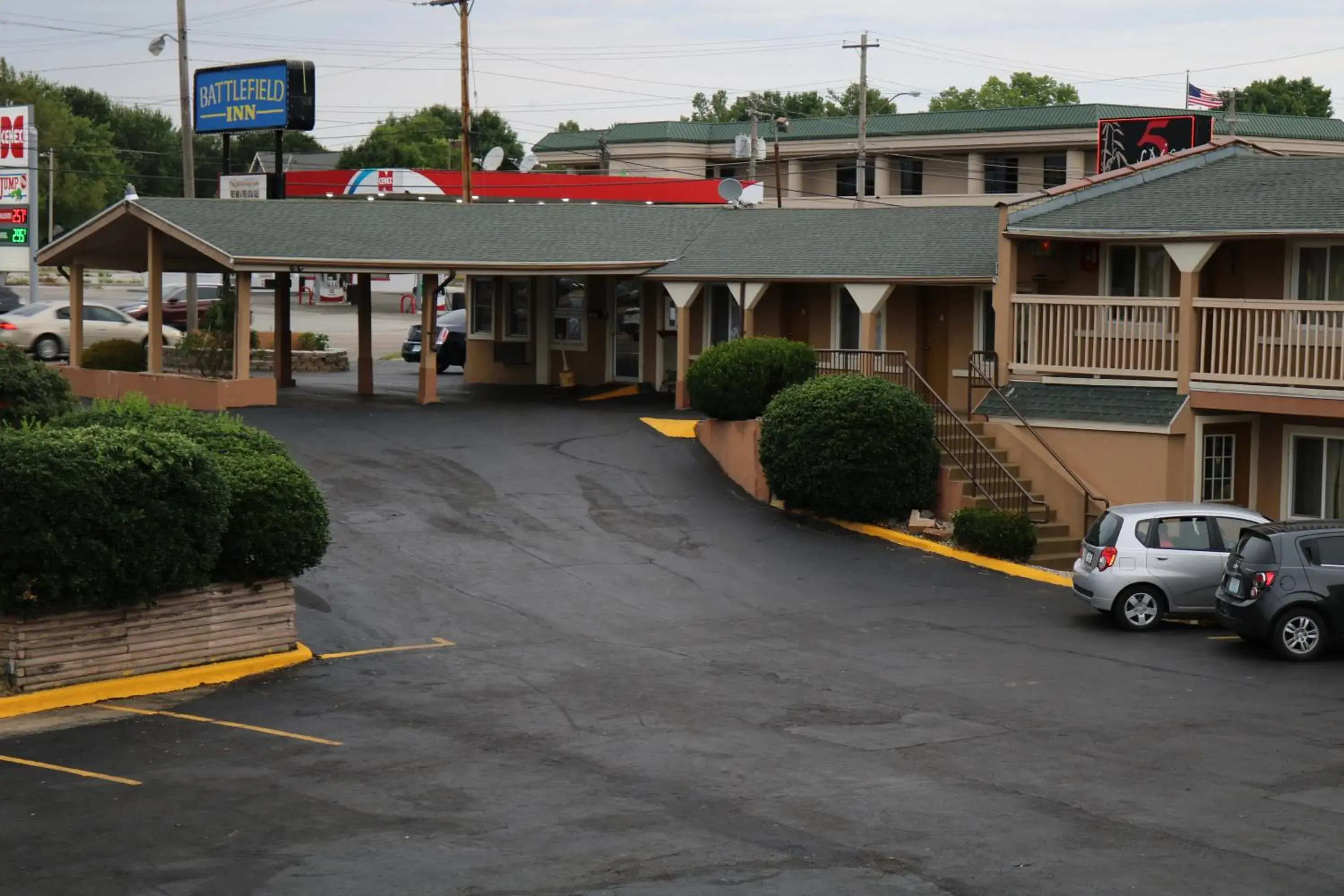 Facade/entrance, Property Building in Battlefield Inn Springfield