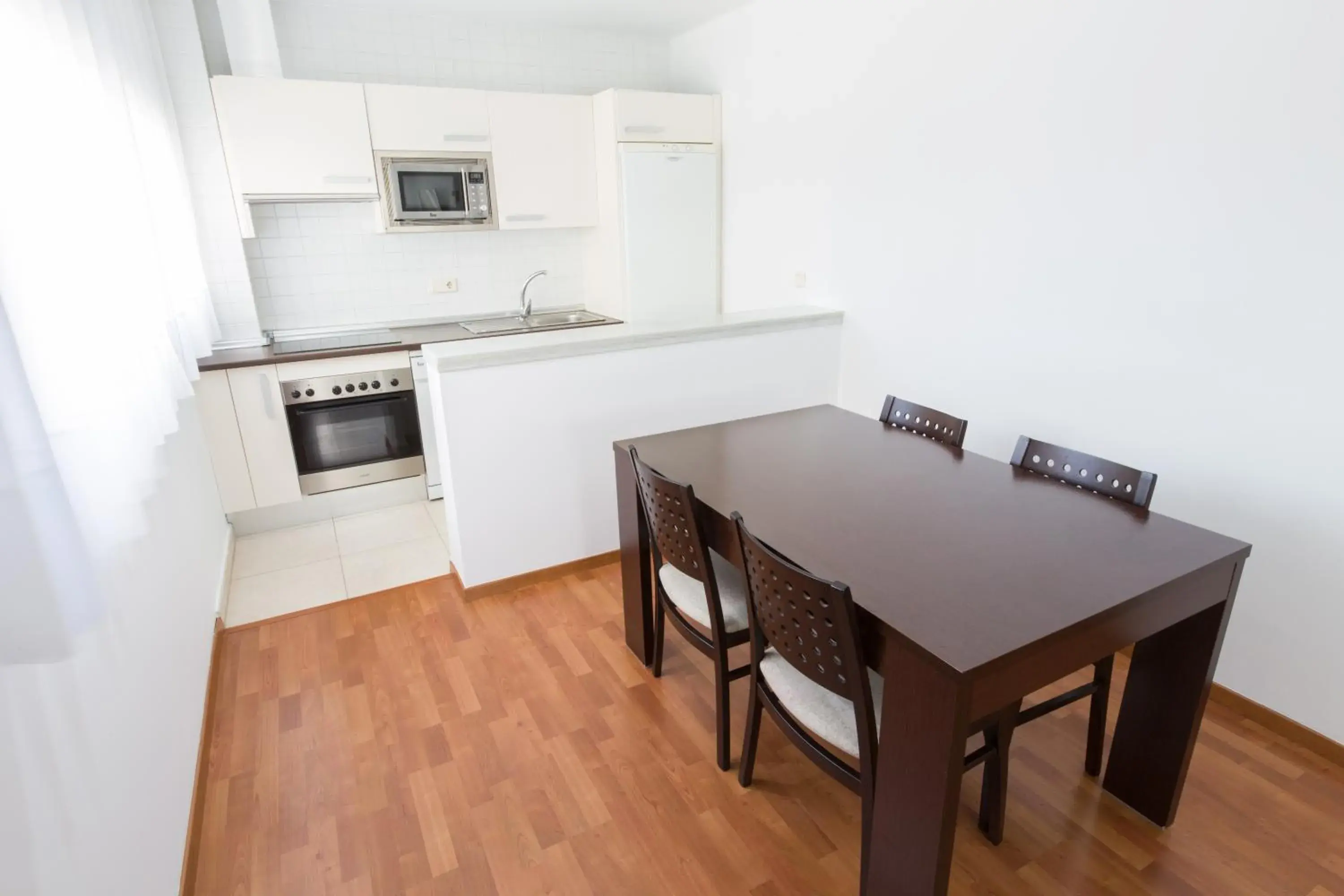 Dining area, Kitchen/Kitchenette in Domocenter Apartamentos TurÃ­sticos