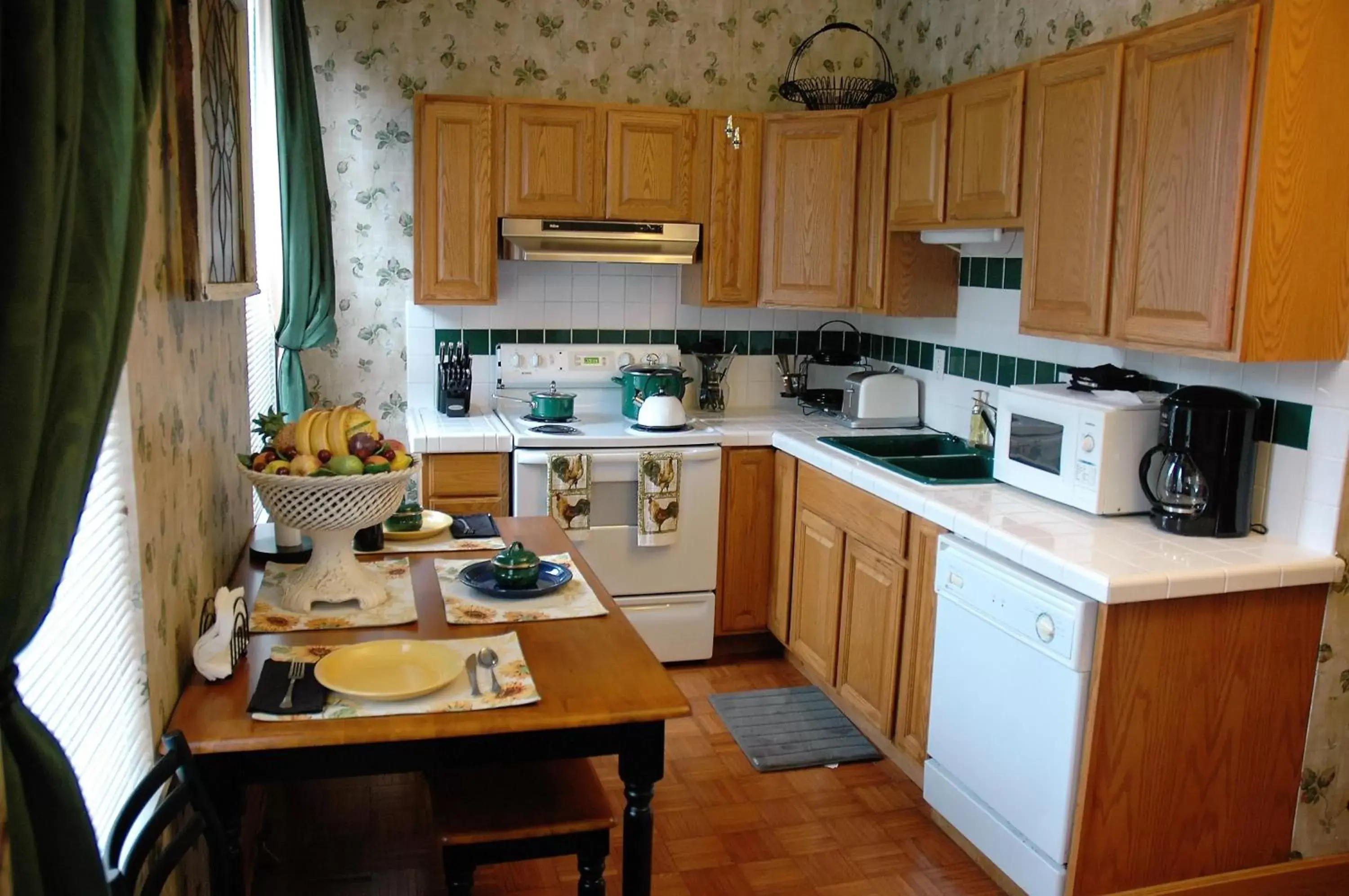 Meals, Kitchen/Kitchenette in South Broadway Manor