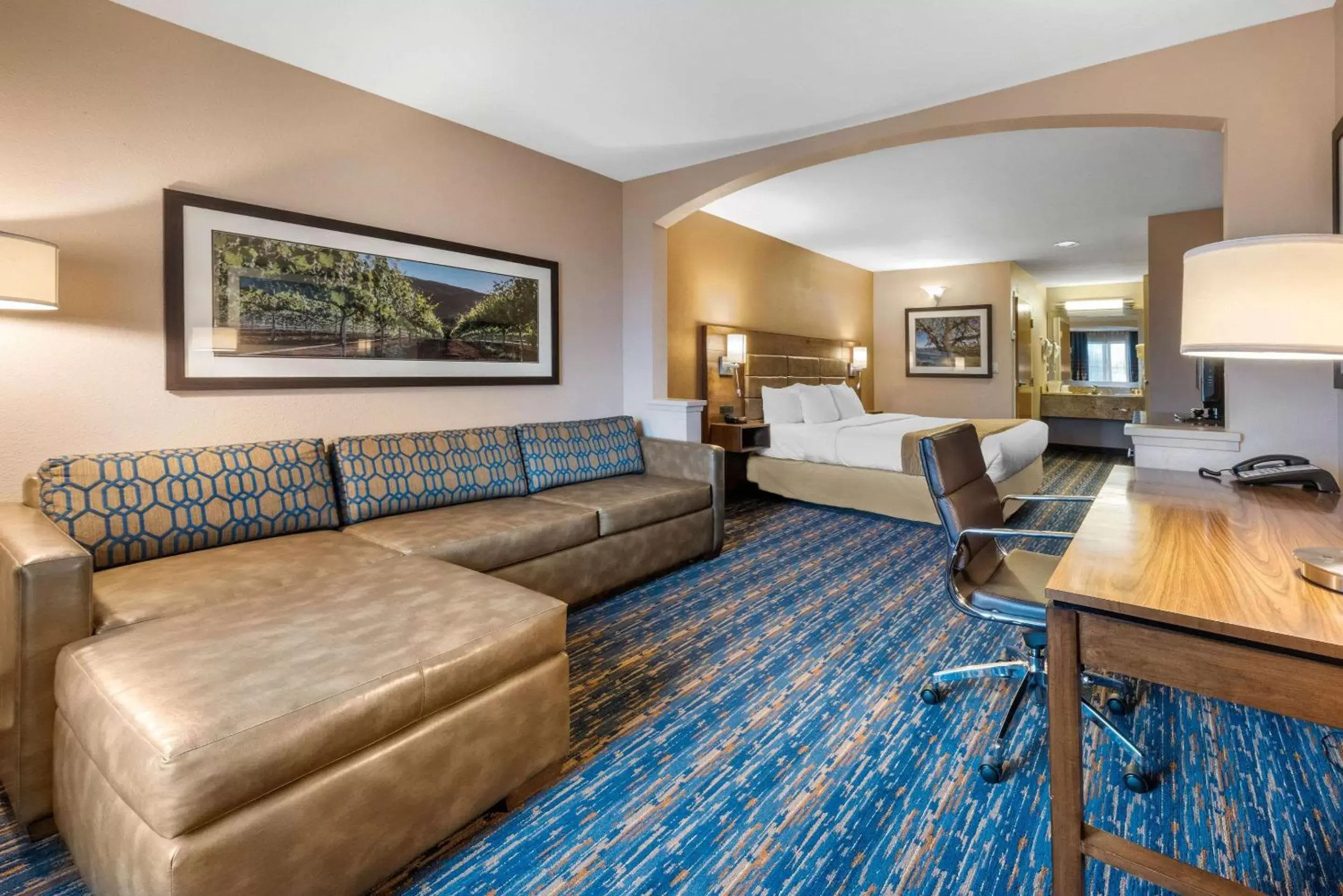 Photo of the whole room, Seating Area in Comfort Inn South San Jose - Morgan Hill