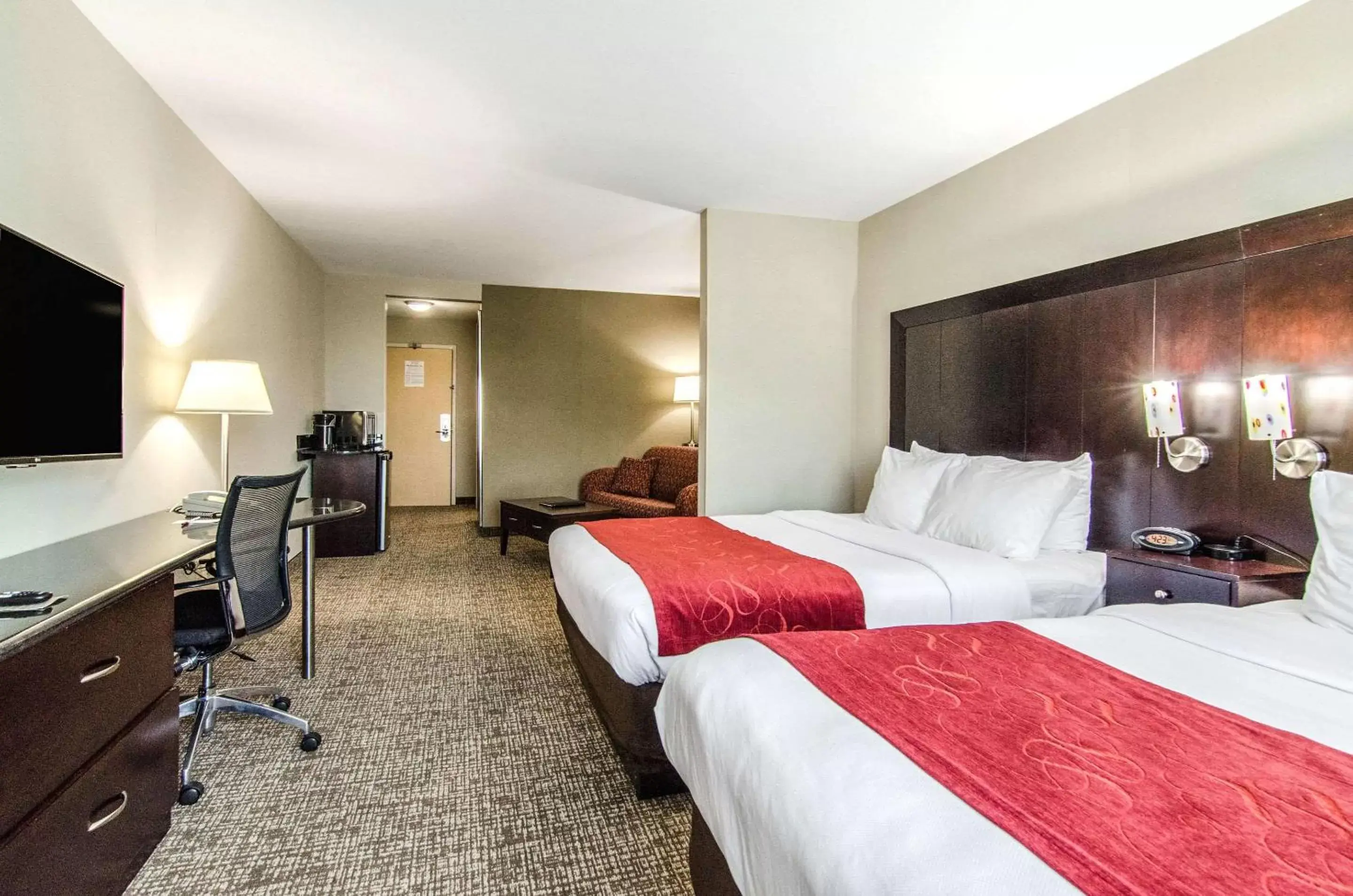 Photo of the whole room, Bed in Comfort Suites Bentonville - Rogers