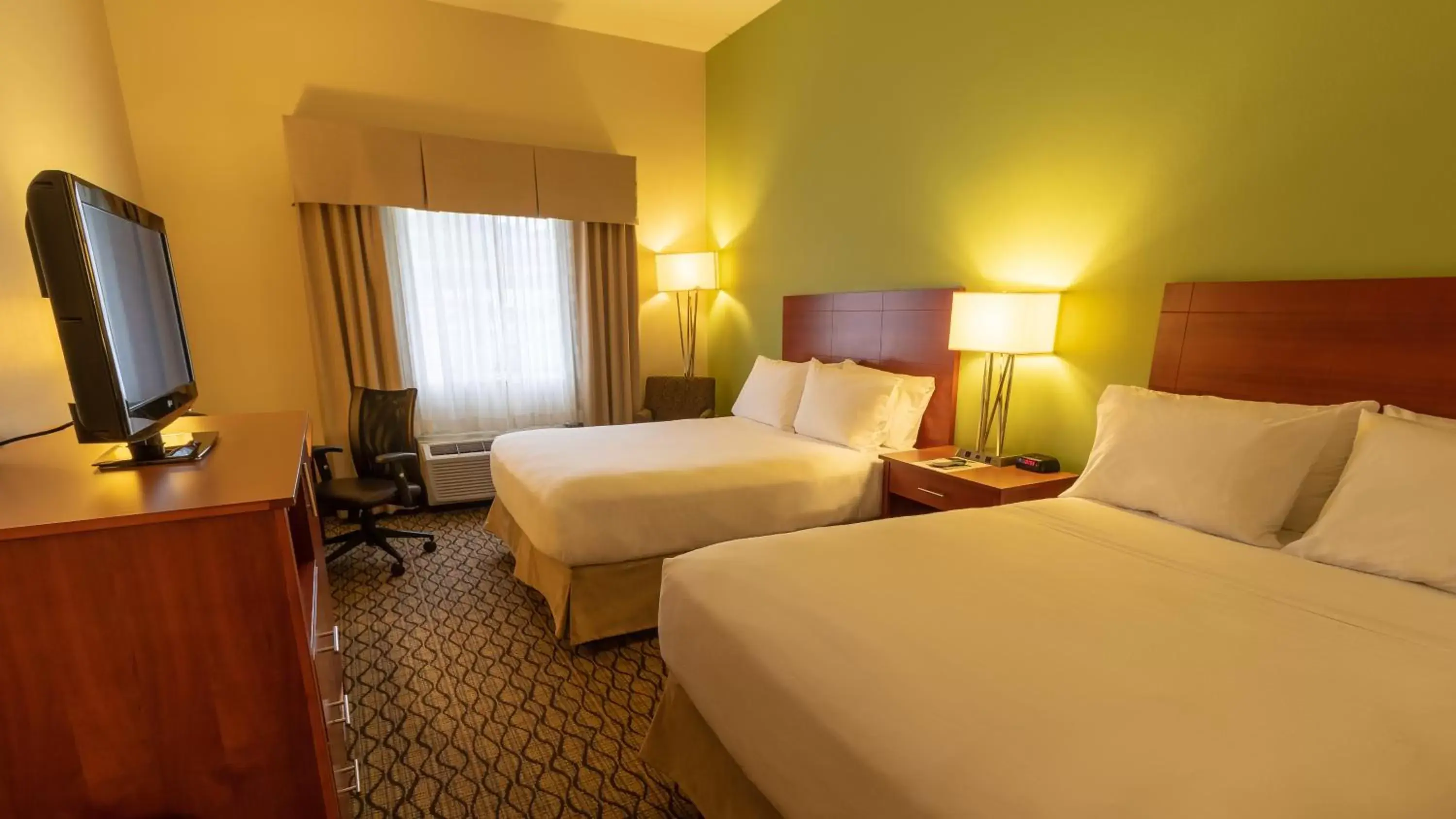 Photo of the whole room, Bed in Holiday Inn Express Birmingham Irondale East, an IHG Hotel