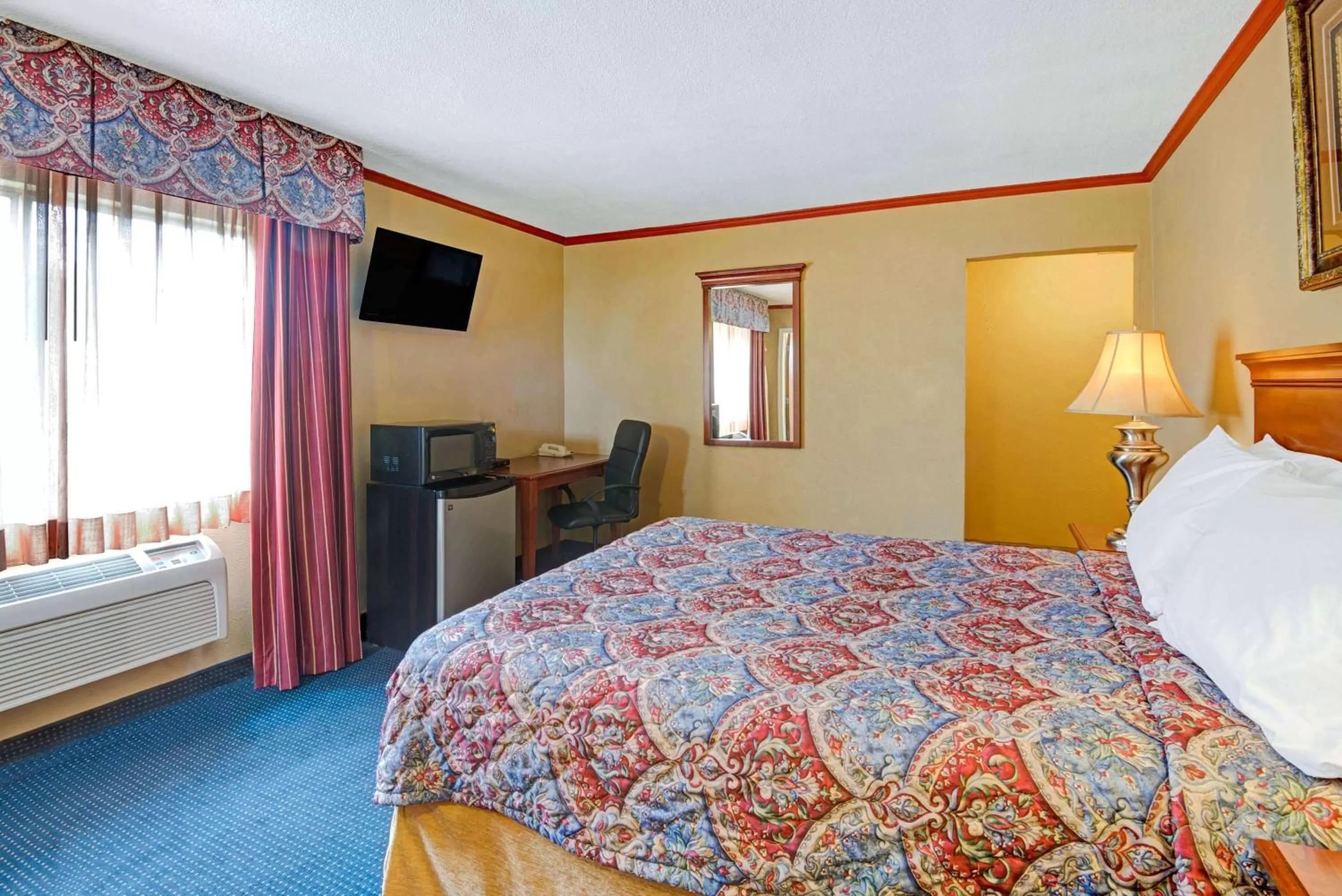 Photo of the whole room, Bed in Days Inn by Wyndham Albuquerque Downtown