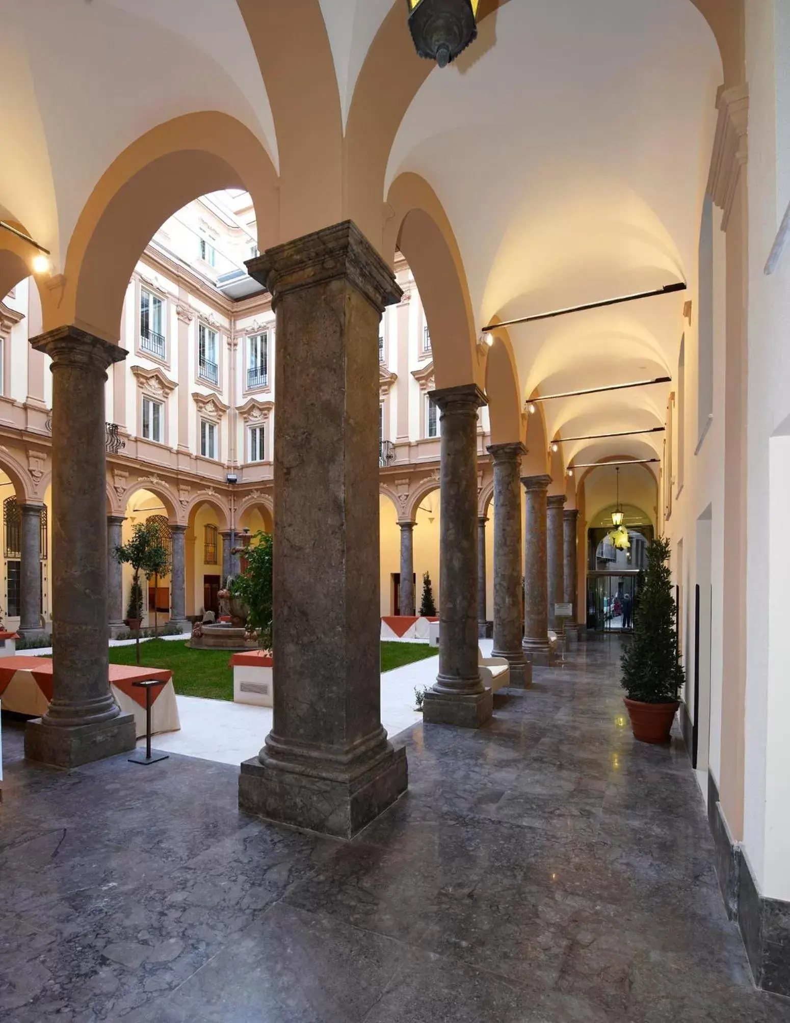 Patio in Grand Hotel Piazza Borsa