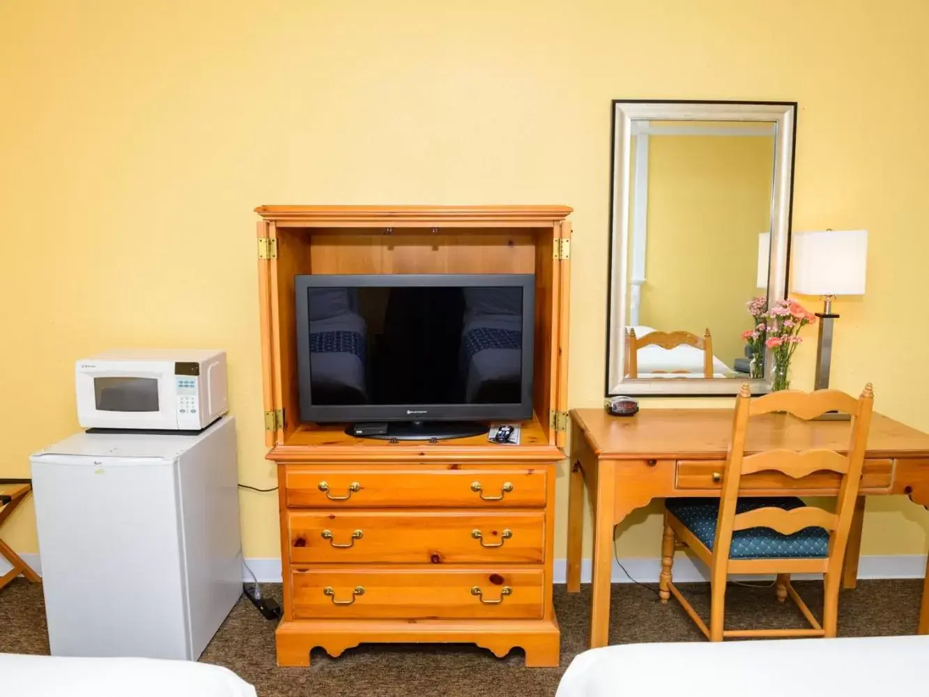 Bedroom, TV/Entertainment Center in Land O Nod Inn