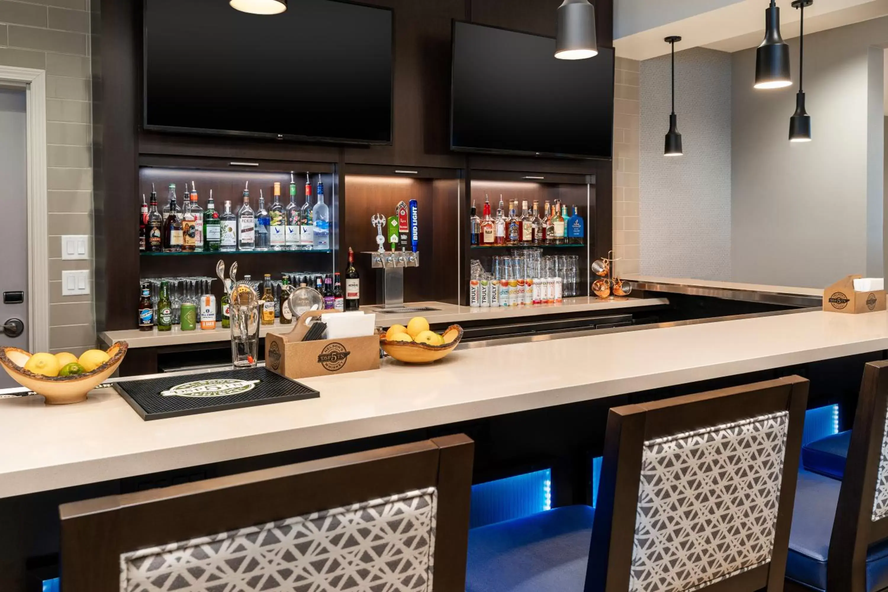 Lounge or bar, Lounge/Bar in Staybridge Suites - Nashville - Vanderbilt, an IHG Hotel