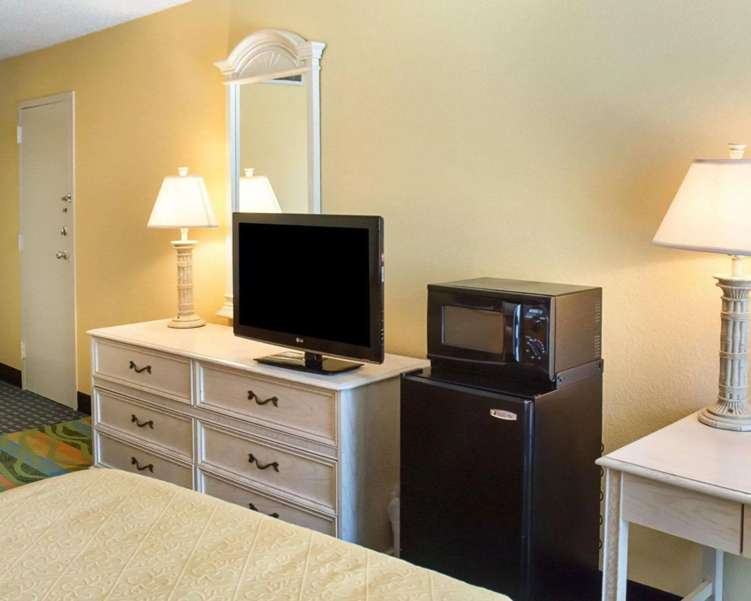 Bedroom, TV/Entertainment Center in Quality Inn And Suites Oceanfront