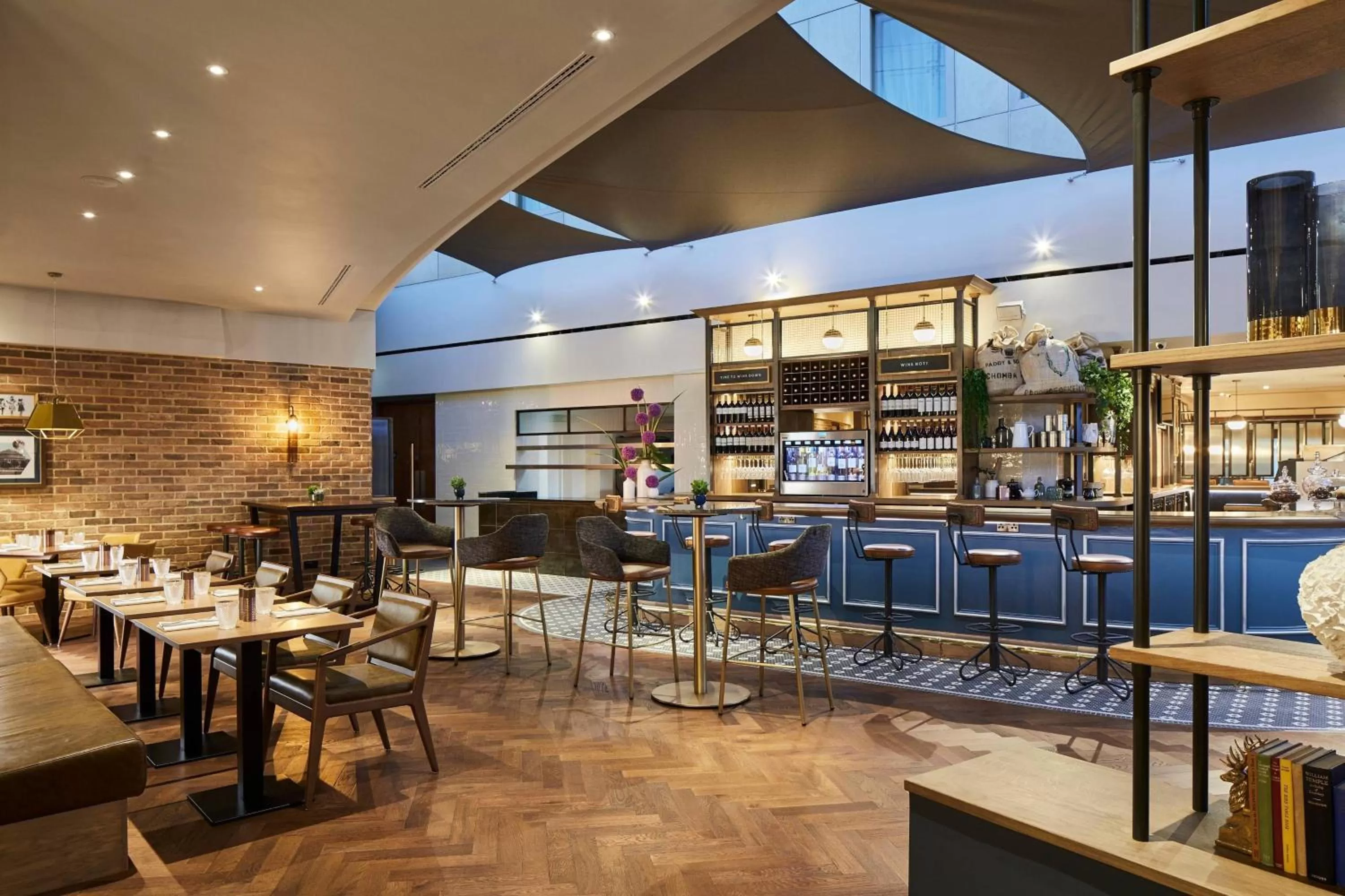 Lounge or bar in London Marriott Hotel Kensington